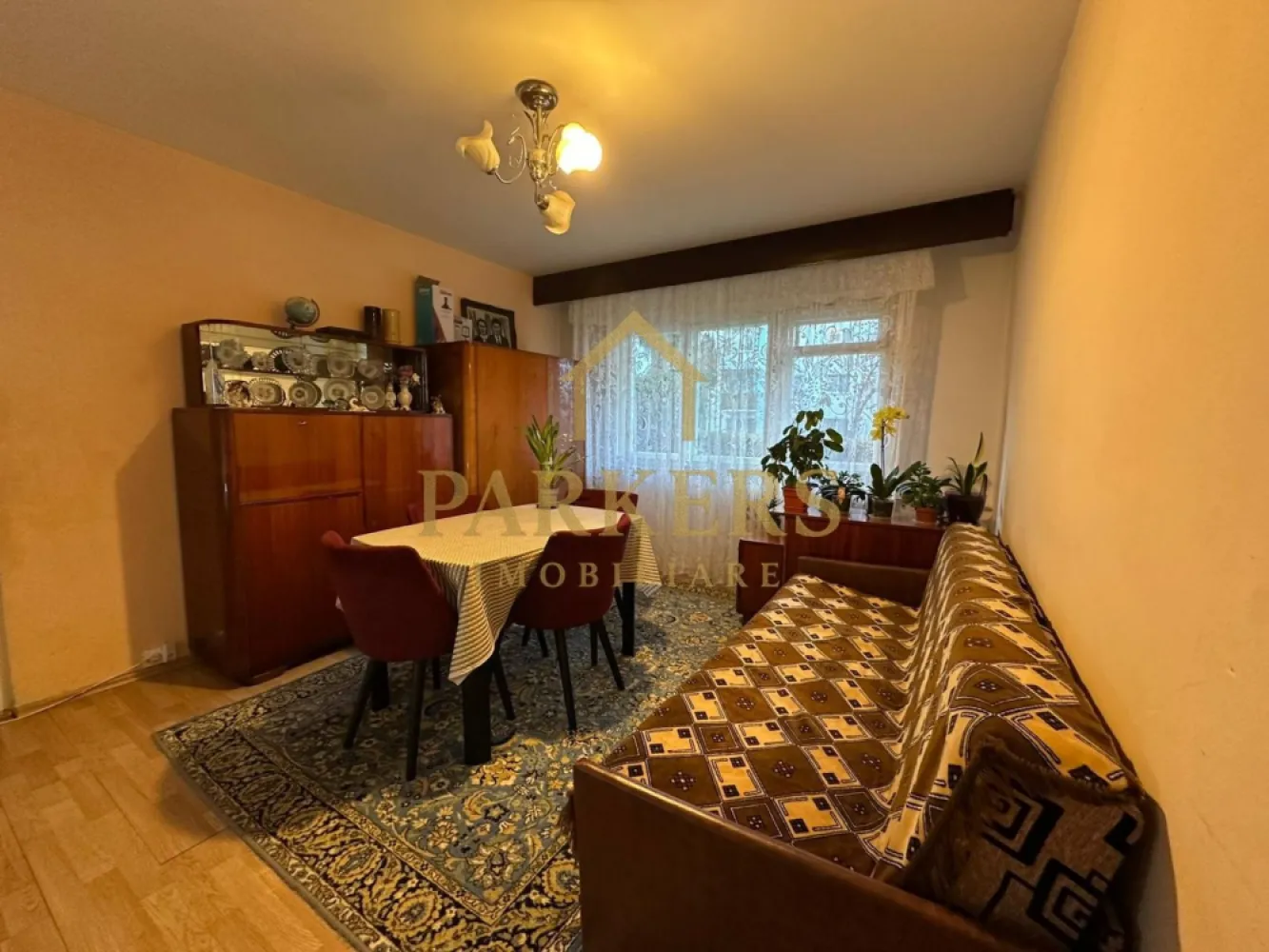 Apartament 3 camere semidecomandat de vanzare zona Manastur - Parkers Imobiliare oferă spre vânzare un apartament cu 3 camere, situat în cartierul Mănăștur din Cluj-Napoca, poziționat la parterul unui bloc de cărămidă, izolat termic pe exterior. Proprietatea este amplasată într-o zonă foarte bine conectată la transportul în comun, magazine, școli și alte facilități esențiale, fiind ideală atât pentru locuire, cât și pentru investiție. Apartamentul are o suprafață utilă de 50 mp și este semidecomandat, oferind o compartimentare practică și funcțională pentru diverse nevoi. Locuința este compusă din trei camere, o bucătărie separată și o baie. Menționăm că apartamentul nu dispune de balcon, însă poziționarea la parter îi conferă accesibilitate și confort pentru orice categorie de vârstă. Blocul este construit din cărămidă, cunoscut pentru izolația fonică și termică superioară, iar anveloparea exterioară contribuie la reducerea costurilor de întreținere. În zonă există posibilitatea închirierii unui loc de parcare de la Primărie, un beneficiu important în acest cartier intens circulat. Apartamentul se prezintă într-o stare modestă, oferind viitorului proprietar oportunitatea de a-l renova și personaliza după propriul gust. Poziționarea la parter îl face potrivit și pentru familii cu copii mici, persoane în vârstă sau chiar activități complementare, în funcție de aprobările necesare. Zona este liniștită, blocul este bine întreținut, iar accesul către principalele puncte de interes ale cartierului este rapid și facil. Pentru informații suplimentare sau pentru programarea unei vizionări, Parkers Imobiliare vă stă la dispoziție. }}