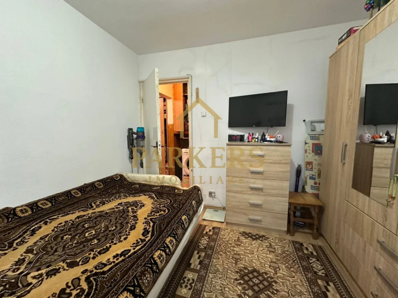 Apartament 3 camere semidecomandat de vanzare zona Manastur - Parkers Imobiliare oferă spre vânzare un apartament cu 3 camere, situat în cartierul Mănăștur din Cluj-Napoca, poziționat la parterul unui bloc de cărămidă, izolat termic pe exterior. Proprietatea este amplasată într-o zonă foarte bine conectată la transportul în comun, magazine, școli și alte facilități esențiale, fiind ideală atât pentru locuire, cât și pentru investiție. Apartamentul are o suprafață utilă de 50 mp și este semidecomandat, oferind o compartimentare practică și funcțională pentru diverse nevoi. Locuința este compusă din trei camere, o bucătărie separată și o baie. Menționăm că apartamentul nu dispune de balcon, însă poziționarea la parter îi conferă accesibilitate și confort pentru orice categorie de vârstă. Blocul este construit din cărămidă, cunoscut pentru izolația fonică și termică superioară, iar anveloparea exterioară contribuie la reducerea costurilor de întreținere. În zonă există posibilitatea închirierii unui loc de parcare de la Primărie, un beneficiu important în acest cartier intens circulat. Apartamentul se prezintă într-o stare modestă, oferind viitorului proprietar oportunitatea de a-l renova și personaliza după propriul gust. Poziționarea la parter îl face potrivit și pentru familii cu copii mici, persoane în vârstă sau chiar activități complementare, în funcție de aprobările necesare. Zona este liniștită, blocul este bine întreținut, iar accesul către principalele puncte de interes ale cartierului este rapid și facil. Pentru informații suplimentare sau pentru programarea unei vizionări, Parkers Imobiliare vă stă la dispoziție. }}