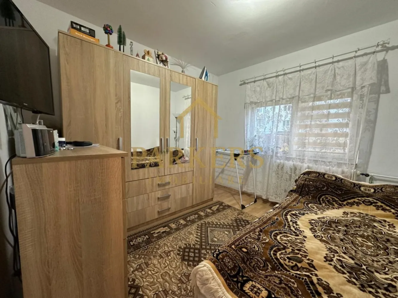 Apartament 3 camere semidecomandat de vanzare zona Manastur - Parkers Imobiliare oferă spre vânzare un apartament cu 3 camere, situat în cartierul Mănăștur din Cluj-Napoca, poziționat la parterul unui bloc de cărămidă, izolat termic pe exterior. Proprietatea este amplasată într-o zonă foarte bine conectată la transportul în comun, magazine, școli și alte facilități esențiale, fiind ideală atât pentru locuire, cât și pentru investiție. Apartamentul are o suprafață utilă de 50 mp și este semidecomandat, oferind o compartimentare practică și funcțională pentru diverse nevoi. Locuința este compusă din trei camere, o bucătărie separată și o baie. Menționăm că apartamentul nu dispune de balcon, însă poziționarea la parter îi conferă accesibilitate și confort pentru orice categorie de vârstă. Blocul este construit din cărămidă, cunoscut pentru izolația fonică și termică superioară, iar anveloparea exterioară contribuie la reducerea costurilor de întreținere. În zonă există posibilitatea închirierii unui loc de parcare de la Primărie, un beneficiu important în acest cartier intens circulat. Apartamentul se prezintă într-o stare modestă, oferind viitorului proprietar oportunitatea de a-l renova și personaliza după propriul gust. Poziționarea la parter îl face potrivit și pentru familii cu copii mici, persoane în vârstă sau chiar activități complementare, în funcție de aprobările necesare. Zona este liniștită, blocul este bine întreținut, iar accesul către principalele puncte de interes ale cartierului este rapid și facil. Pentru informații suplimentare sau pentru programarea unei vizionări, Parkers Imobiliare vă stă la dispoziție. }}