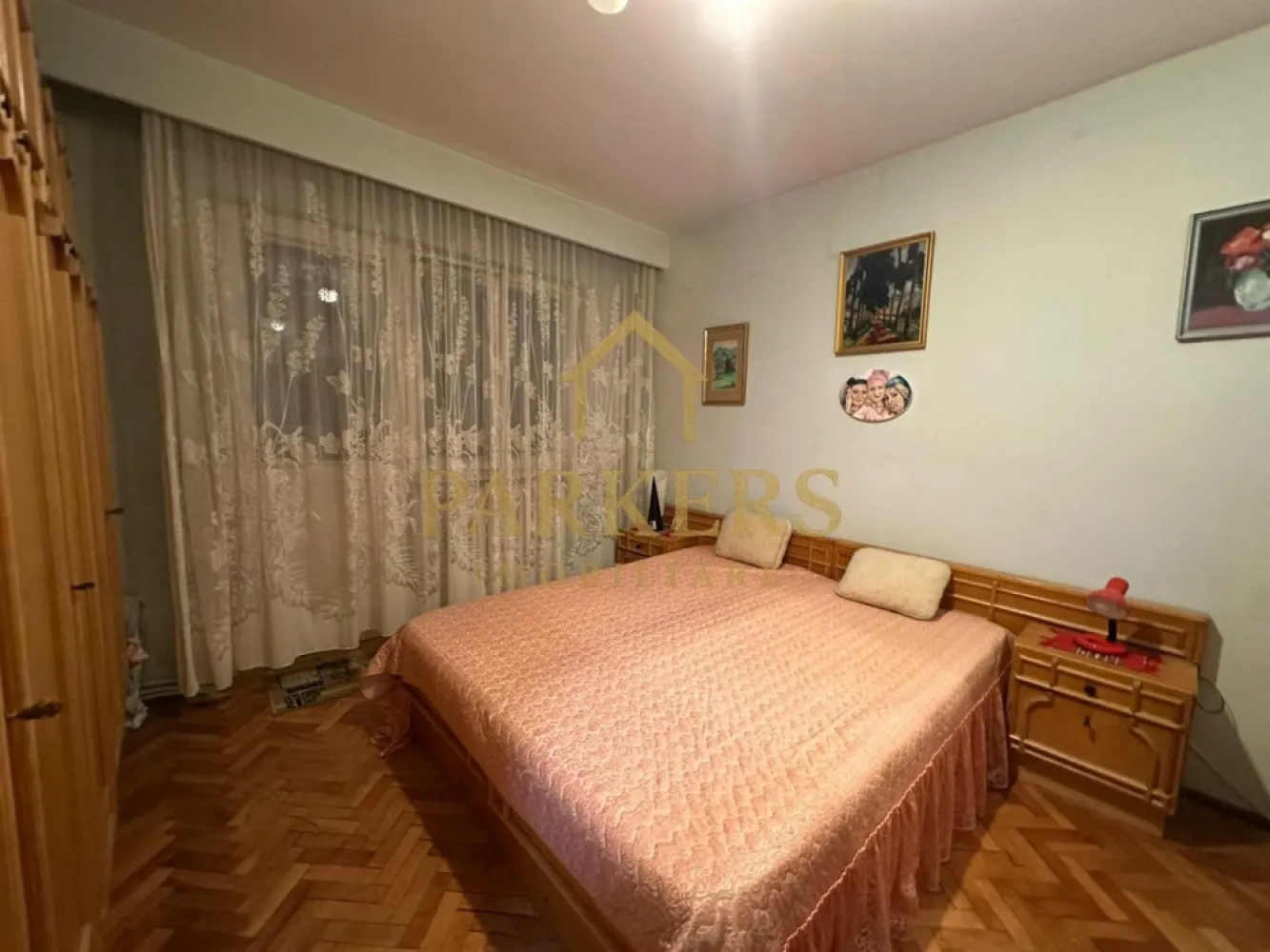 Apartament decomandat 3 camere etaj intermediar zona Manastur Cluj - Parkers Imobiliare propune spre vânzare un apartament cu 3 camere, situat în cartierul Mănăștur din Cluj-Napoca, într-o zonă foarte bine cotată datorită accesului rapid la transportul în comun, magazine, școli, grădinițe și alte puncte de interes. Apartamentul se află într-un imobil cu 10 etaje, bine întreținut, dotat cu lift și acces cu rampă pentru persoane cu dizabilități, ceea ce îl face potrivit pentru orice categorie de vârstă. Proprietatea este poziționată la etajul 3 și beneficiază de o suprafață utilă de 74 mp. Compartimentarea este decomandată, oferind confort și funcționalitate pentru o familie sau pentru investiție. Apartamentul dispune de trei camere luminoase, bucătărie separată și o baie. Un avantaj important îl reprezintă cele trei balcoane, care oferă suplimentar spațiu pentru relaxare, depozitare sau amenajări personalizate. Imobilul oferă posibilitatea închirierii unui loc de parcare de la Primărie, un beneficiu important într-o zonă cu trafic intens. Apartamentul este într-o stare modestă, fiind ideal pentru cei care doresc să îl renoveze și să îl amenajeze după propriul stil. Vecinătatea este liniștită, bine administrată, iar zona este extrem de accesibilă, având legături directe spre centrul orașului, precum și spre principalele artere. Acest apartament reprezintă o oportunitate excelentă atât pentru locuire, cât și ca investiție sigură pe termen lung. Pentru mai multe detalii sau pentru programarea unei vizionări, Parkers Imobiliare vă stă la dispoziție. }}