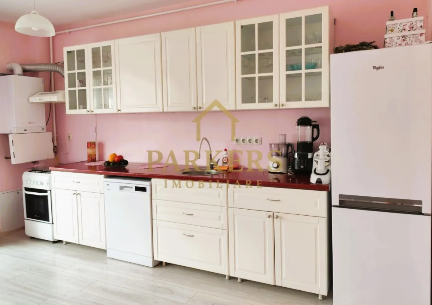 Apartament 2 camere decomandat 53mp de vanzare in Floresti - Parkers Imobiliare propune spre vânzare un apartament cu 2 camere, complet mobilat și utilat, situat într-o zonă deosebit de liniștită și verde, în ansamblul rezidențial Foresta Residence, chiar lângă pădure și Parcul Sportiv. Apartamentul este amplasat la etajul 1 din 3, într-un imobil construit în anul 2016, cu izolație foarte bună, ceea ce asigură costuri reduse de întreținere, inclusiv pentru încălzire. Suprafața utilă este de 53 mp, la care se adaugă un balcon de 5 mp, compartimentarea fiind practică și modernă: - living cu bucătărie open-space - dormitor - baie - debara - cămară - dressing - balcon Locuința se vinde mobilată și utilată, fiind ideală atât pentru locuit, cât și pentru investiție. Beneficiază de priveliște frumoasă, multă lumină naturală și vecini civilizați, într-un cadru natural excelent pentru relaxare. Zona oferă acces facil către puncte de interes, spații de recreere și trasee de plimbare, fiind o alegere excelentă pentru cei care își doresc confort urban într-un cadru natural. Pentru mai multe informații sau pentru programarea unei vizionări, vă invităm să contactați Parkers Imobiliare. }}