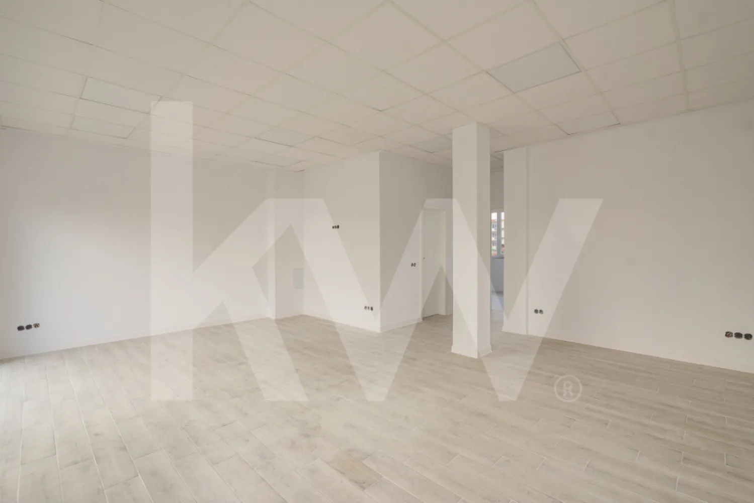 Spațiu comercial, finisat, vitrina, parcare – Doamna Stanca–Dedeman, disponibil acum - Vă propun spre închiriere un spațiu comercial situat la parterul unui bloc nou, finalizat în 2025, în zona Doamna Stanca – Dedeman, una dintre cele mai dinamice artere comerciale din zonă.Spațiul are o suprafață utilă de 64 mp, este compartimentat și finisat, fiind pregătit pentru preluare imediată. Accesul se realizează direct din strada Doamna Stanca, prin două uși de intrare, oferind vizibilitate excelentă și flux natural de clienți.&nbsp;Beneficiază de 1 loc de parcare dedicat și acces la parcările disponibile ale ansamblului rezidențial. Este potrivit pentru o gamă largă de activități: – farmacie – salon de înfrumusețare (barber, frizerie, cosmetică, manichiură) – sediu firmă – magazin alimentar – showroom – magazin piese auto – centru de recoltare analize – alte activități comerciale sau de servicii.Chiriașul beneficiază de 30 de zile perioadă de grație pentru amenajare și obținerea autorizațiilor. Se solicită garanție echivalentă cu 2 luni de chirie. Spațiul este disponibil imediat.&nbsp;Contactați-mă pentru vizionare și pentru a vă asigura cel mai potrivit loc pentru dezvoltarea afacerii dumneavoastră.Razvan Radomir - Keller Williams Sibiu }}