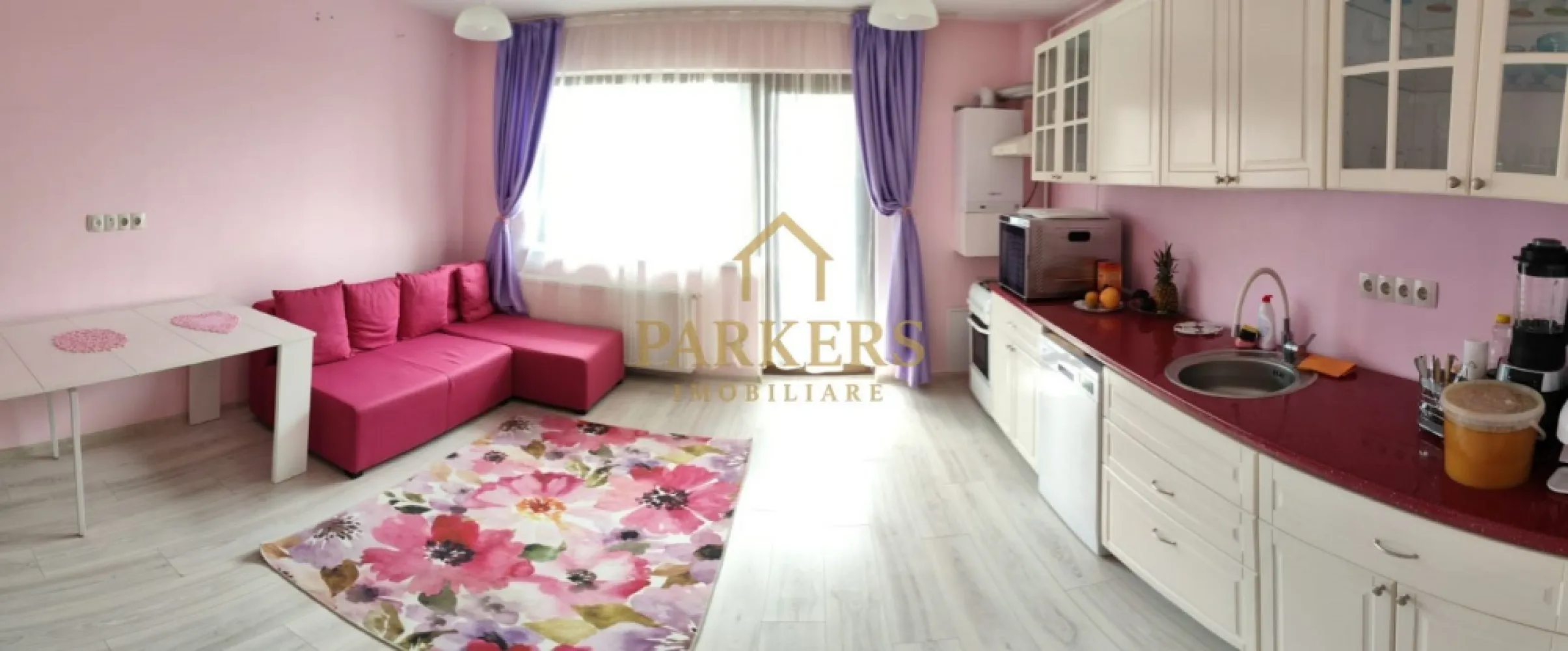 Apartament 2 camere decomandat 53mp de vanzare in Floresti - Parkers Imobiliare propune spre vânzare un apartament cu 2 camere, complet mobilat și utilat, situat într-o zonă deosebit de liniștită și verde, în ansamblul rezidențial Foresta Residence, chiar lângă pădure și Parcul Sportiv. Apartamentul este amplasat la etajul 1 din 3, într-un imobil construit în anul 2016, cu izolație foarte bună, ceea ce asigură costuri reduse de întreținere, inclusiv pentru încălzire. Suprafața utilă este de 53 mp, la care se adaugă un balcon de 5 mp, compartimentarea fiind practică și modernă: - living cu bucătărie open-space - dormitor - baie - debara - cămară - dressing - balcon Locuința se vinde mobilată și utilată, fiind ideală atât pentru locuit, cât și pentru investiție. Beneficiază de priveliște frumoasă, multă lumină naturală și vecini civilizați, într-un cadru natural excelent pentru relaxare. Zona oferă acces facil către puncte de interes, spații de recreere și trasee de plimbare, fiind o alegere excelentă pentru cei care își doresc confort urban într-un cadru natural. Pentru mai multe informații sau pentru programarea unei vizionări, vă invităm să contactați Parkers Imobiliare. }}