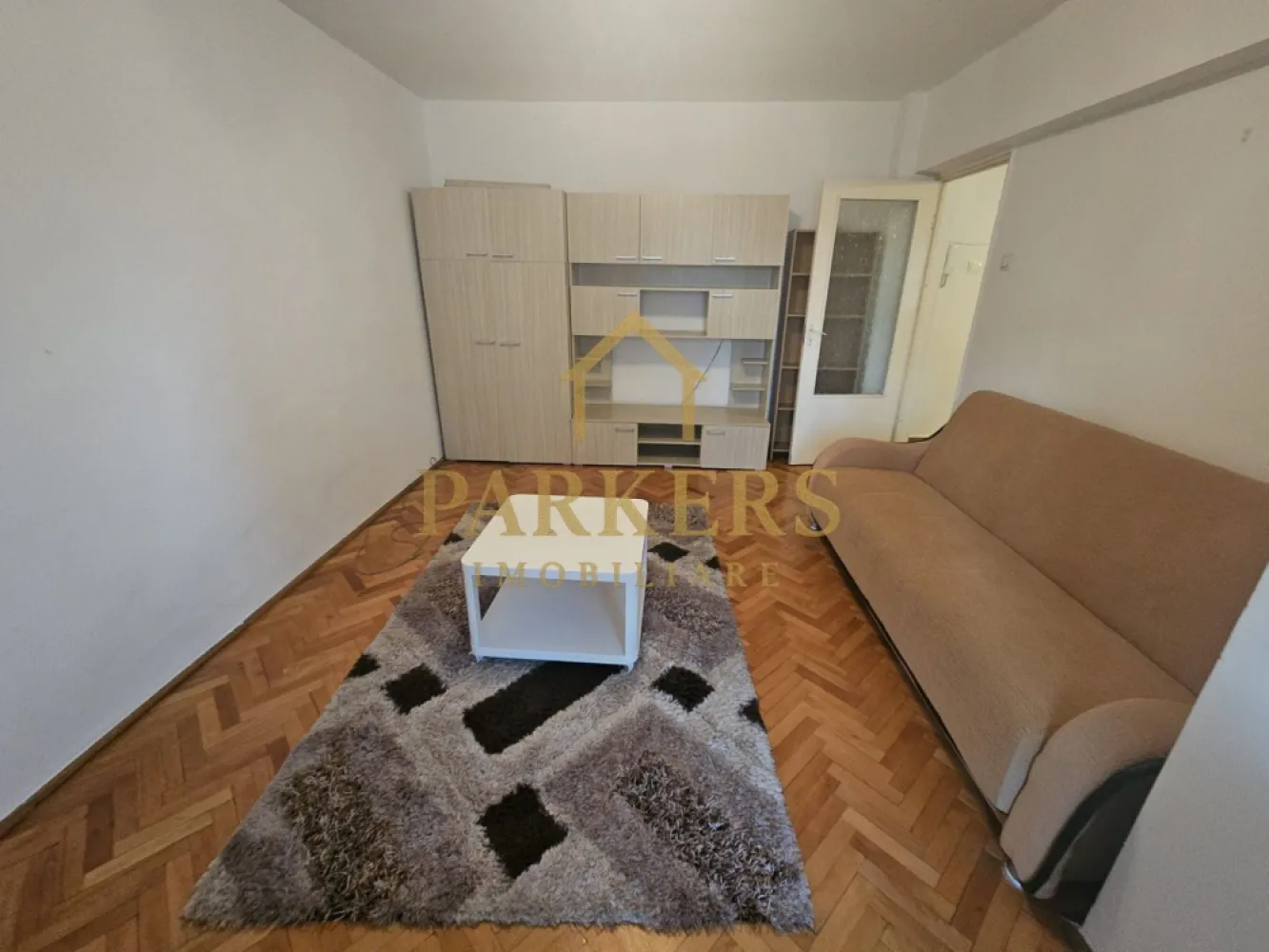 Apartament 2 camere de vanzare 50mp utili in Manastur Cluj-Napoca - Parkers Imobiliare propune spre vânzare un apartament cu 2 camere decomandate, situat în cartierul Mănăștur – Calea Florești, într-o zonă liniștită, pe partea opusă față de strada principală. Apartamentul are o suprafață utilă de 49 mp, la care se adaugă un balcon de 5 mp, și este amplasat la etaj intermediar (etajul 8 din 10), într-un imobil cu lift. Locuința este finisată și se vinde semimobilată, fiind ideală atât pentru locuit, cât și pentru investiție. Compartimentarea este practică și funcțională, fiind compusă din: hol de acces, bucătărie separată, living, dormitor, baie și balcon. Apartamentul beneficiază de centrală termică proprie, asigurând confort termic și costuri eficiente de întreținere. Zona oferă acces facil la mijloacele de transport în comun, precum și proximitate față de școli, grădinițe, magazine și alte puncte de interes, făcând această proprietate potrivită pentru cupluri, familii sau pentru închiriere. Pentru mai multe detalii sau pentru programarea unei vizionări, vă stăm cu drag la dispoziție. }}