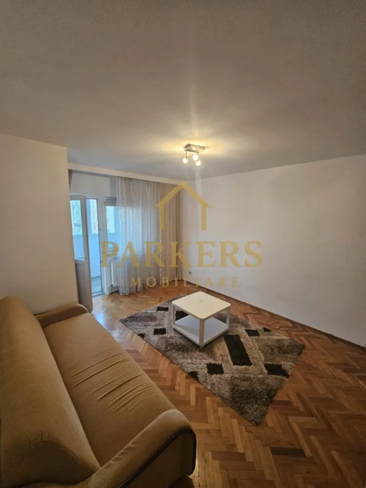 Apartament 2 camere de vanzare 50mp utili in Manastur Cluj-Napoca - Parkers Imobiliare propune spre vânzare un apartament cu 2 camere decomandate, situat în cartierul Mănăștur – Calea Florești, într-o zonă liniștită, pe partea opusă față de strada principală. Apartamentul are o suprafață utilă de 49 mp, la care se adaugă un balcon de 5 mp, și este amplasat la etaj intermediar (etajul 8 din 10), într-un imobil cu lift. Locuința este finisată și se vinde semimobilată, fiind ideală atât pentru locuit, cât și pentru investiție. Compartimentarea este practică și funcțională, fiind compusă din: hol de acces, bucătărie separată, living, dormitor, baie și balcon. Apartamentul beneficiază de centrală termică proprie, asigurând confort termic și costuri eficiente de întreținere. Zona oferă acces facil la mijloacele de transport în comun, precum și proximitate față de școli, grădinițe, magazine și alte puncte de interes, făcând această proprietate potrivită pentru cupluri, familii sau pentru închiriere. Pentru mai multe detalii sau pentru programarea unei vizionări, vă stăm cu drag la dispoziție. }}