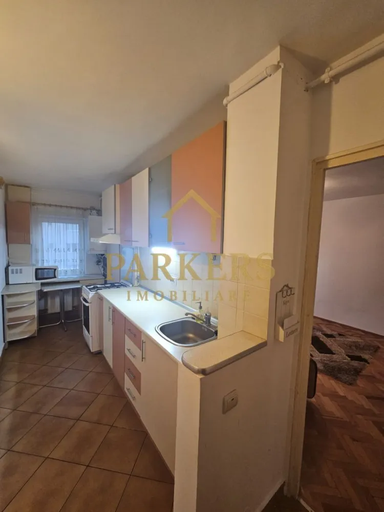 Apartament 2 camere de vanzare 50mp utili in Manastur Cluj-Napoca - Parkers Imobiliare propune spre vânzare un apartament cu 2 camere decomandate, situat în cartierul Mănăștur – Calea Florești, într-o zonă liniștită, pe partea opusă față de strada principală. Apartamentul are o suprafață utilă de 49 mp, la care se adaugă un balcon de 5 mp, și este amplasat la etaj intermediar (etajul 8 din 10), într-un imobil cu lift. Locuința este finisată și se vinde semimobilată, fiind ideală atât pentru locuit, cât și pentru investiție. Compartimentarea este practică și funcțională, fiind compusă din: hol de acces, bucătărie separată, living, dormitor, baie și balcon. Apartamentul beneficiază de centrală termică proprie, asigurând confort termic și costuri eficiente de întreținere. Zona oferă acces facil la mijloacele de transport în comun, precum și proximitate față de școli, grădinițe, magazine și alte puncte de interes, făcând această proprietate potrivită pentru cupluri, familii sau pentru închiriere. Pentru mai multe detalii sau pentru programarea unei vizionări, vă stăm cu drag la dispoziție. }}