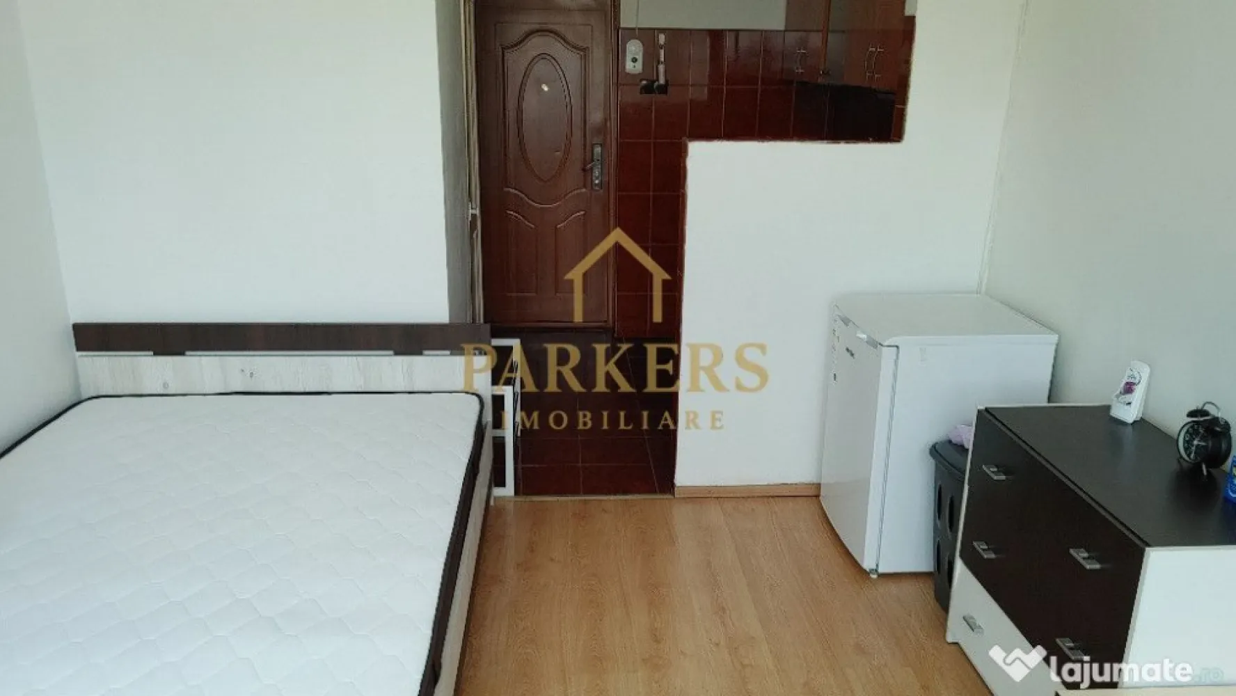 Garsoniera 22 mp utili etaj intermediar de vanzare in Manastur - Parkers Imobiliare propune spre vânzare o garsonieră, situată în cartierul Mănăștur la etajul II al unui imobil. Garsoniera are o suprafață utilă de 22 mp și este compartimentată eficient, fiind compusă din cameră luminoasă cu pat dublu, bucătărie separată și baie cu cadă și duș. Se vinde mobilată și utilată, fiind dotată cu plită electrică, frigider, mașină de spălat și cafetieră, gata pentru utilizare imediată. Unul dintre principalele avantaje ale proprietății este localizarea excelentă: la aproximativ 1,8 km de mers pe jos până la Cluj Arena (zona Untold), la 7 minute de stațiile de autobuz de pe Calea Florești și din Grigorescu, respectiv la 5 minute de stația de tramvai, cu acces rapid către centrul orașului (o stație până la Cluj Arena). Imobilul este amplasat într-o zonă cu multiple puncte de interes în imediata apropiere: Liceul Sportiv, Profi City, Parcul Rozelor, 18 Gym, Restaurant Terasa Winners Sports Club, faleza Someșului și Parcul „Iuliu Hațieganu”. În vecinătate se află și Stele Pizza Delivery, iar în proximitate magazinele Penny, Supeco și restaurantul Nobori. Datorită poziționării și accesului facil la mijloacele de transport și zonele de interes, această garsonieră reprezintă o opțiune excelentă pentru locuit sau investiție. Pentru mai multe detalii sau programarea unei vizionări, Parkers Imobiliare vă stă la dispoziție. }}