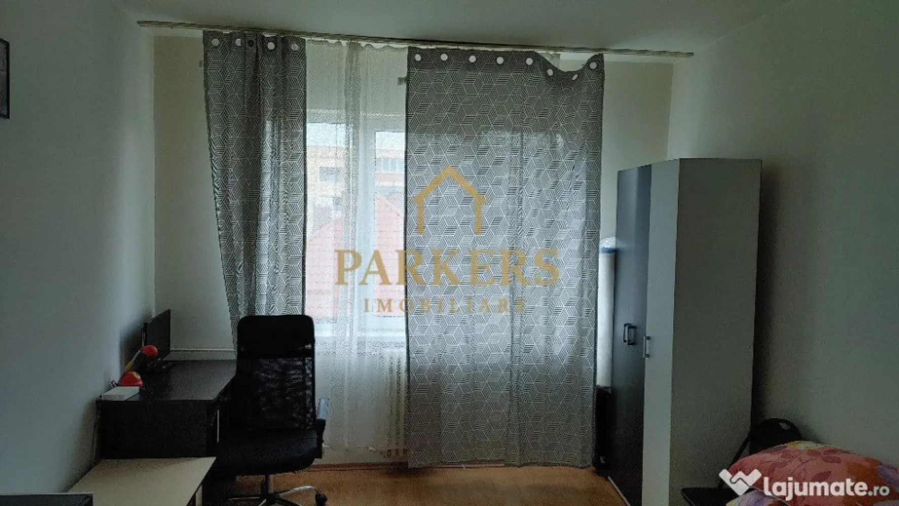 Garsoniera 22 mp utili etaj intermediar de vanzare in Manastur - Parkers Imobiliare propune spre vânzare o garsonieră, situată în cartierul Mănăștur la etajul II al unui imobil. Garsoniera are o suprafață utilă de 22 mp și este compartimentată eficient, fiind compusă din cameră luminoasă cu pat dublu, bucătărie separată și baie cu cadă și duș. Se vinde mobilată și utilată, fiind dotată cu plită electrică, frigider, mașină de spălat și cafetieră, gata pentru utilizare imediată. Unul dintre principalele avantaje ale proprietății este localizarea excelentă: la aproximativ 1,8 km de mers pe jos până la Cluj Arena (zona Untold), la 7 minute de stațiile de autobuz de pe Calea Florești și din Grigorescu, respectiv la 5 minute de stația de tramvai, cu acces rapid către centrul orașului (o stație până la Cluj Arena). Imobilul este amplasat într-o zonă cu multiple puncte de interes în imediata apropiere: Liceul Sportiv, Profi City, Parcul Rozelor, 18 Gym, Restaurant Terasa Winners Sports Club, faleza Someșului și Parcul „Iuliu Hațieganu”. În vecinătate se află și Stele Pizza Delivery, iar în proximitate magazinele Penny, Supeco și restaurantul Nobori. Datorită poziționării și accesului facil la mijloacele de transport și zonele de interes, această garsonieră reprezintă o opțiune excelentă pentru locuit sau investiție. Pentru mai multe detalii sau programarea unei vizionări, Parkers Imobiliare vă stă la dispoziție. }}