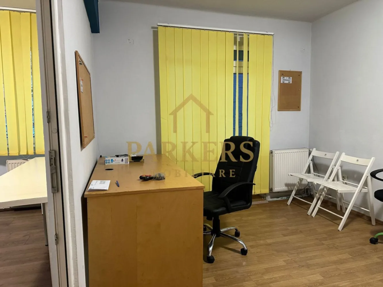 spatiu birouri 3 camere ultracentral de inchiriat - Parkers Imobiliare oferă spre închiriere apartament cu 3 camere destinat birourilor situat la etajul 1 din 5 în zonă ultracentrală spațiu de 45 mp compartimentat în 3 încăperi parțial mobilat și utilat centrală termică proprie balcon vedere către hala agroalimentară ideal pentru firmă cabinet sau sediu administrativ se închiriază pe termen lung }}