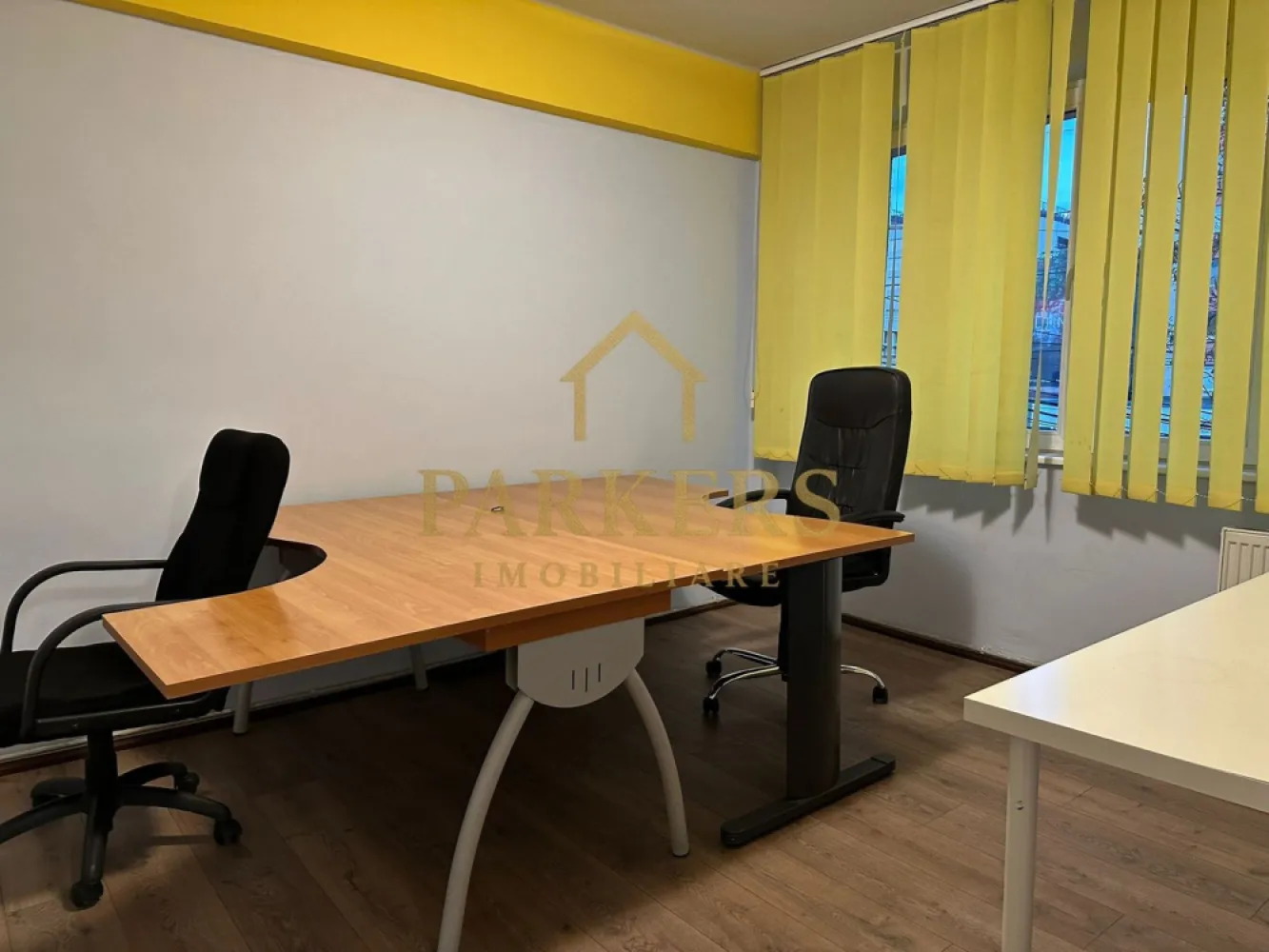 spatiu birouri 3 camere ultracentral de inchiriat - Parkers Imobiliare oferă spre închiriere apartament cu 3 camere destinat birourilor situat la etajul 1 din 5 în zonă ultracentrală spațiu de 45 mp compartimentat în 3 încăperi parțial mobilat și utilat centrală termică proprie balcon vedere către hala agroalimentară ideal pentru firmă cabinet sau sediu administrativ se închiriază pe termen lung }}