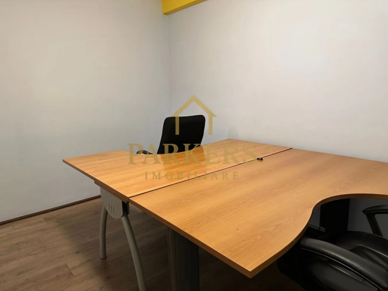 spatiu birouri 3 camere ultracentral de inchiriat - Parkers Imobiliare oferă spre închiriere apartament cu 3 camere destinat birourilor situat la etajul 1 din 5 în zonă ultracentrală spațiu de 45 mp compartimentat în 3 încăperi parțial mobilat și utilat centrală termică proprie balcon vedere către hala agroalimentară ideal pentru firmă cabinet sau sediu administrativ se închiriază pe termen lung }}