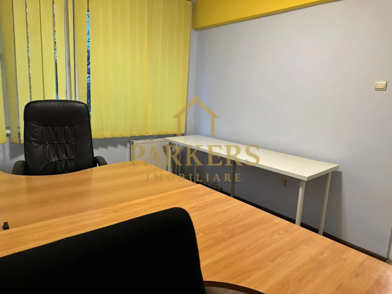 spatiu birouri 3 camere ultracentral de inchiriat - Parkers Imobiliare oferă spre închiriere apartament cu 3 camere destinat birourilor situat la etajul 1 din 5 în zonă ultracentrală spațiu de 45 mp compartimentat în 3 încăperi parțial mobilat și utilat centrală termică proprie balcon vedere către hala agroalimentară ideal pentru firmă cabinet sau sediu administrativ se închiriază pe termen lung }}