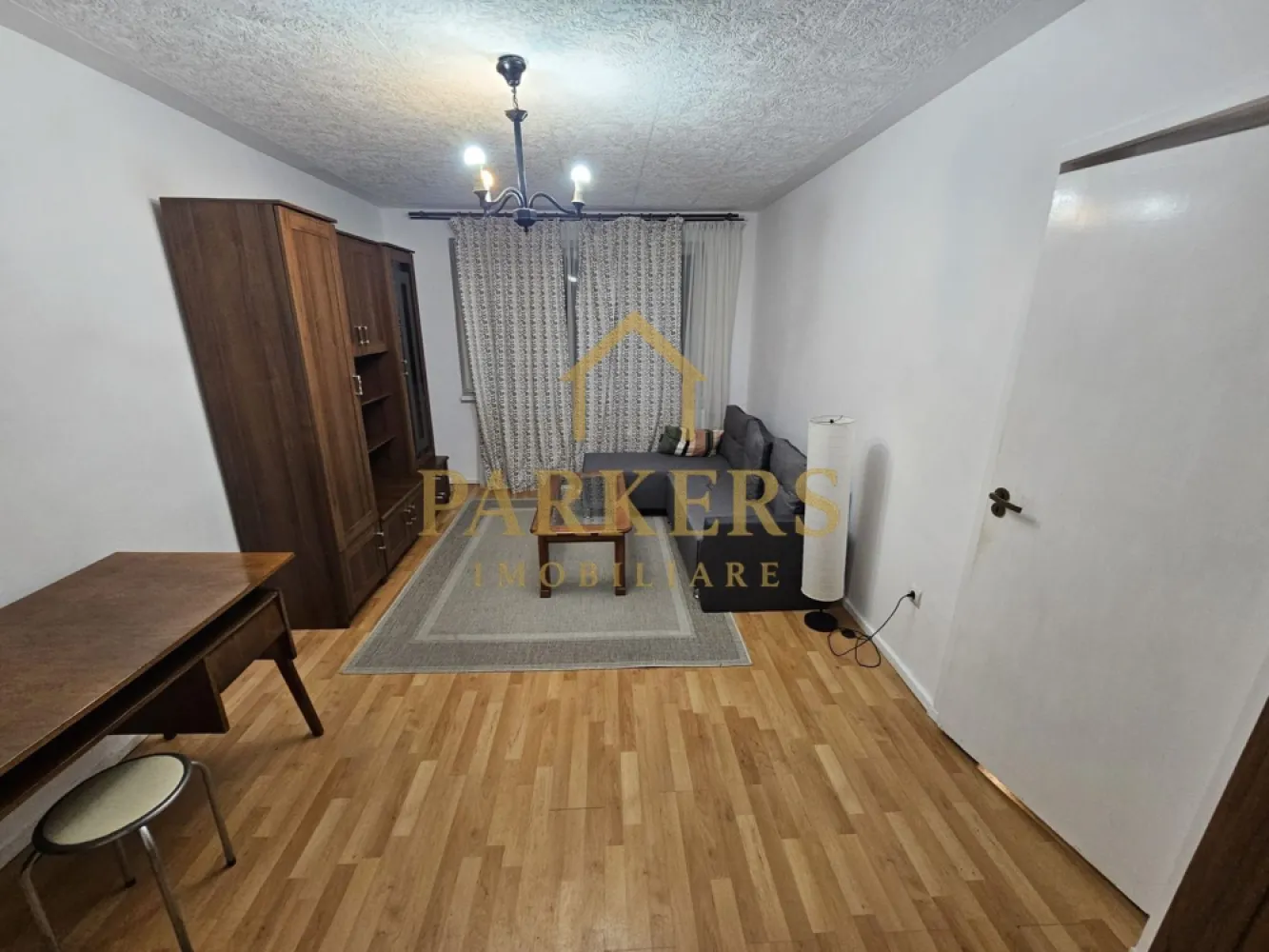 Apartament 2 camere decomandat de închiriat în Grigorescu - Parkers Imobiliare oferă spre închiriere apartament decomandat situat la parter cu suprafață de 50 mp în cartierul Grigorescu complet mobilat și utilat cu frigider mașină de spălat și centrală termică proprie. Dispune de balcon închis și este disponibil pentru ocupare imediată }}