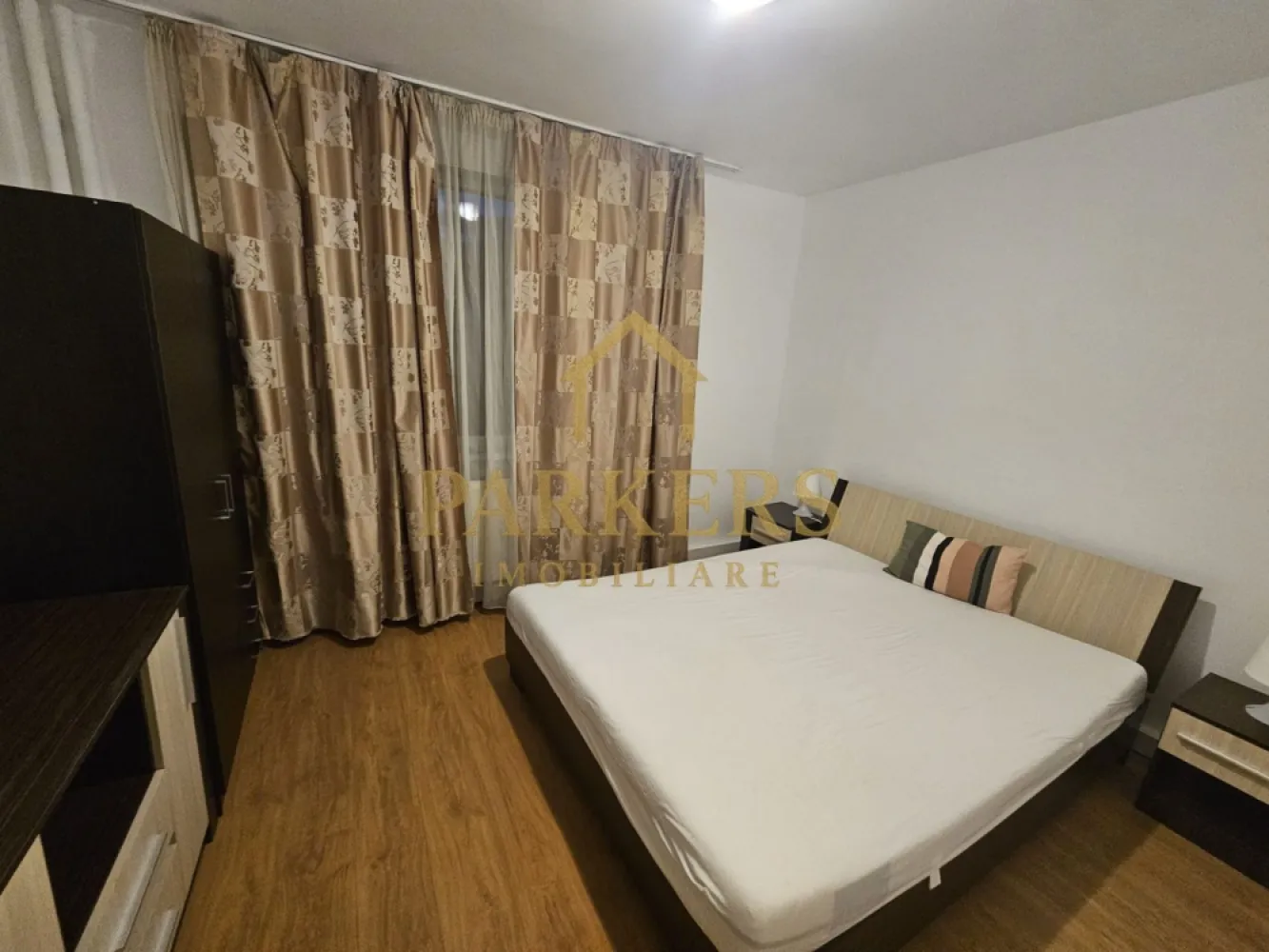 Apartament 2 camere decomandat de închiriat în Grigorescu - Parkers Imobiliare oferă spre închiriere apartament decomandat situat la parter cu suprafață de 50 mp în cartierul Grigorescu complet mobilat și utilat cu frigider mașină de spălat și centrală termică proprie. Dispune de balcon închis și este disponibil pentru ocupare imediată }}
