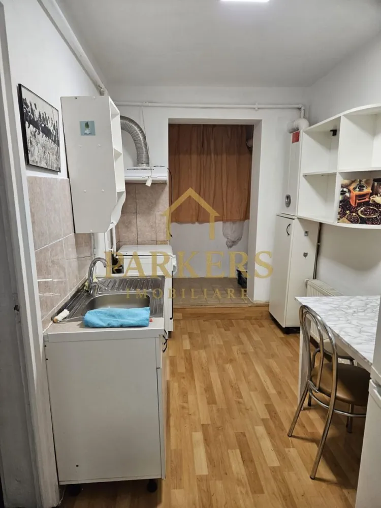 Apartament 2 camere decomandat de închiriat în Grigorescu - Parkers Imobiliare oferă spre închiriere apartament decomandat situat la parter cu suprafață de 50 mp în cartierul Grigorescu complet mobilat și utilat cu frigider mașină de spălat și centrală termică proprie. Dispune de balcon închis și este disponibil pentru ocupare imediată }}