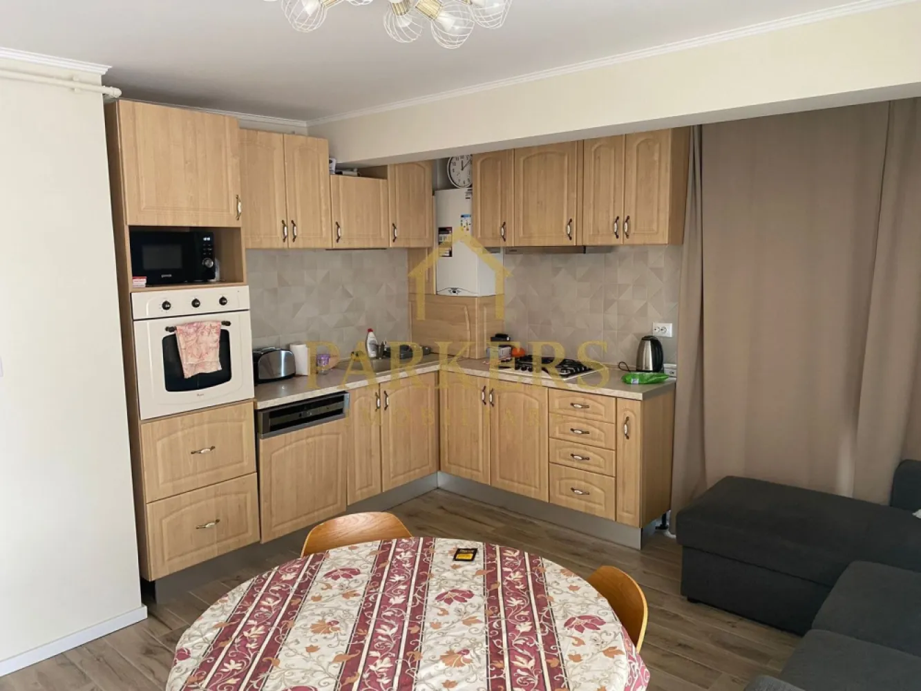 Apartament 2 camere etaj intermediar de inchiriat zona VIVO - Parkers Imobiliare oferă spre închiriere apartament cu 2 camere, decomandat, având suprafață utilă de 46 mp, situat la etajul 2 într-un imobil construit în 2013, cu lift, izolat termic, complet mobilat și utilat, bucătărie mobilată și utilată, încălzire prin pardoseală, aer condiționat, internet wireless, ferestre PVC cu geam termopan, ușă metalică, boxă la subsol, acces interfon, curte comună și supraveghere video, amplasat în zona VIVO. Loc de parcare subteran disponibil contracost - 50 euro pe lună }}