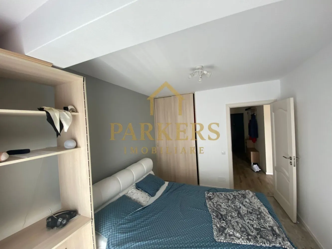 Apartament 2 camere etaj intermediar de inchiriat zona VIVO - Parkers Imobiliare oferă spre închiriere apartament cu 2 camere, decomandat, având suprafață utilă de 46 mp, situat la etajul 2 într-un imobil construit în 2013, cu lift, izolat termic, complet mobilat și utilat, bucătărie mobilată și utilată, încălzire prin pardoseală, aer condiționat, internet wireless, ferestre PVC cu geam termopan, ușă metalică, boxă la subsol, acces interfon, curte comună și supraveghere video, amplasat în zona VIVO. Loc de parcare subteran disponibil contracost - 50 euro pe lună }}