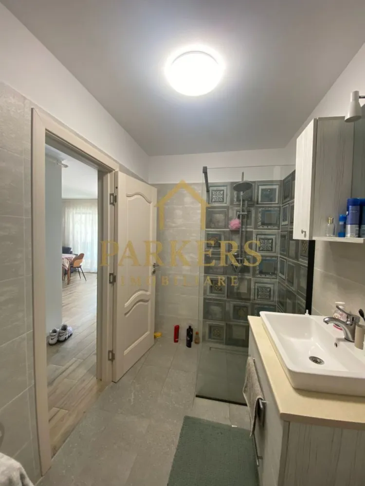 Apartament 2 camere etaj intermediar de inchiriat zona VIVO - Parkers Imobiliare oferă spre închiriere apartament cu 2 camere, decomandat, având suprafață utilă de 46 mp, situat la etajul 2 într-un imobil construit în 2013, cu lift, izolat termic, complet mobilat și utilat, bucătărie mobilată și utilată, încălzire prin pardoseală, aer condiționat, internet wireless, ferestre PVC cu geam termopan, ușă metalică, boxă la subsol, acces interfon, curte comună și supraveghere video, amplasat în zona VIVO. Loc de parcare subteran disponibil contracost - 50 euro pe lună }}
