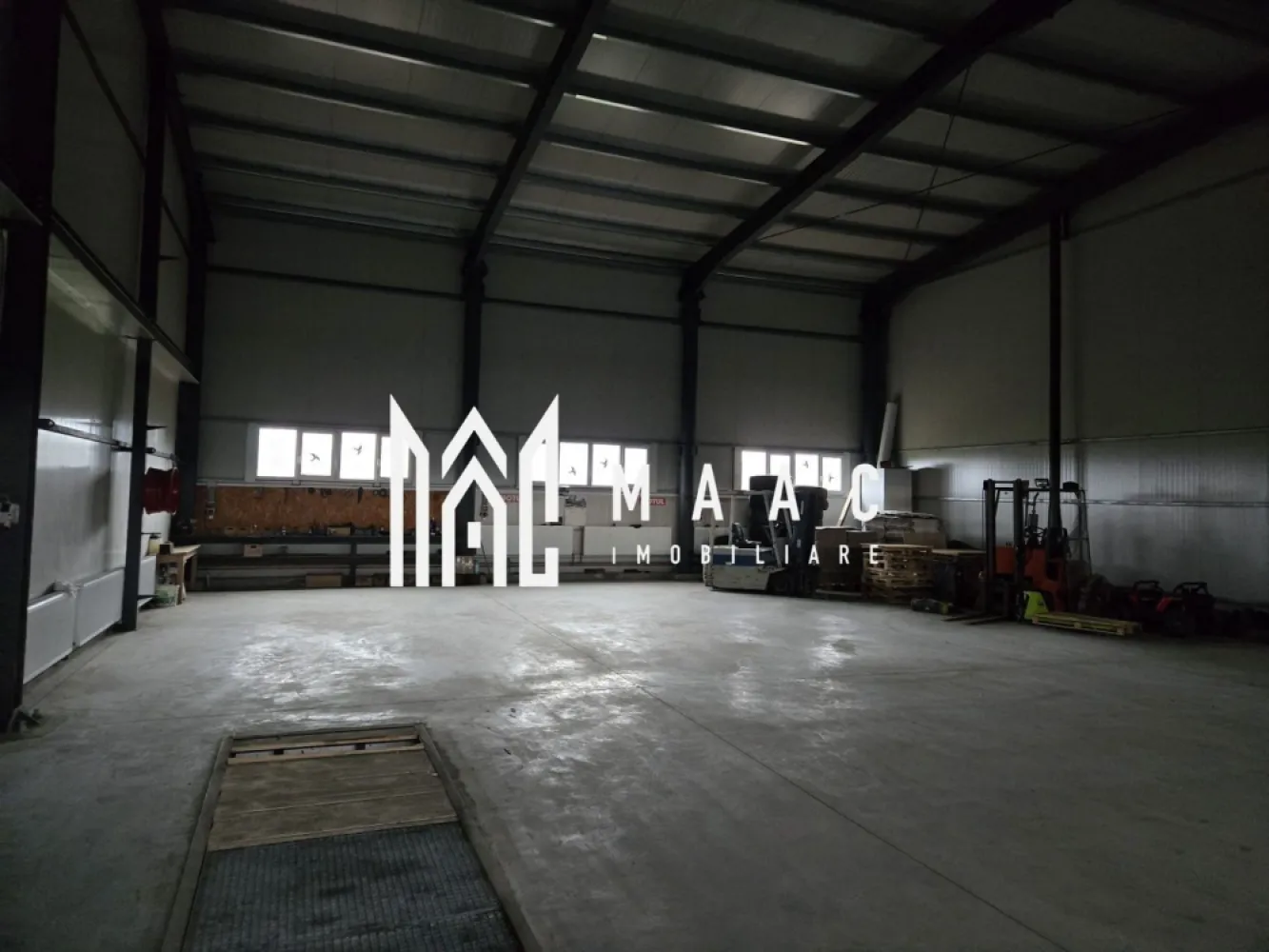 Imobil industrial I 448 mp I Teren 12.000 mp I Bradu I De Inchiriat - MAAC Imobiliare oferă spre închiriere un imobil industrial situat în Bradu, județul Sibiu, ideal pentru activități logistice, depozitare, producție, service auto sau firme cu flotă. Proprietatea beneficiază de acces excelent și un teren foarte generos. Date tehnice ale proprietății: Teren: 12.000 mp Deschidere la strada principală: 140 ml Suprafață utilă totală: 448 mp, împărțită în: C1: 81,4 mp utili C2: 366,2 mp utili, din care 277 mp destinați garajelor Facilități existente: Birouri amenajate Camere de odihnă pentru personal Bucătărie Băi Garaje/zone tehnice de 277 mp, potrivite pentru service, depozitare sau parcări acoperite Avantaje: Teren extins, potrivit pentru parcări, depozitare exterioară sau dezvoltări ulterioare Acces excelent pentru vehicule mari Vizibilitate foarte bună, datorită deschiderii mari la drum Spațiu pregătit pentru operare imediată Pentru detalii suplimentare, consultanță sau programarea unei vizionări, va rugăm să ne contactati specificand ID: CP2839930. }}