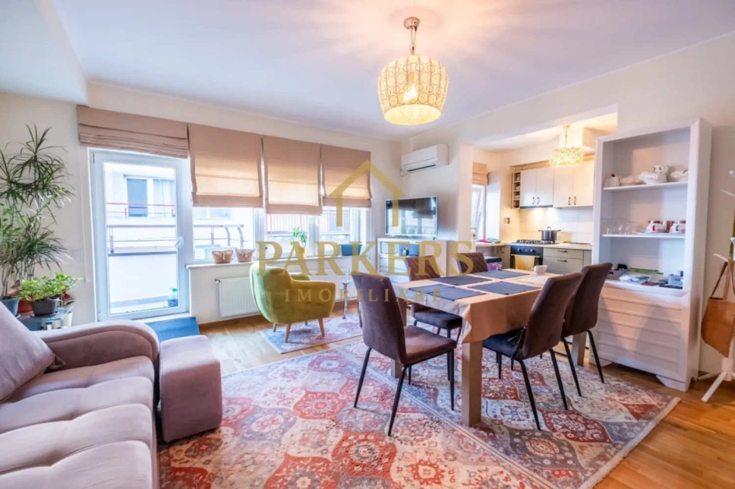 Apartament 2 camere cu terasa de 50mp si Garaj de vanzare zona VIVO - Parkers Imobiliare propune spre vânzare un apartament deosebit, situat la etajul 2, în zona Vivo Cluj, într-o locație apreciată pentru accesibilitate și liniște. Apartamentul dispune de o compartimentare modernă și eficientă, fiind compus din living spațios cu bucătărie open-space, dormitor, hol, baie și terasă generoasă de 50 mp utili, ideală pentru relaxare, zonă de dining exterior sau spațiu verde urban. Zona de zi este luminoasă și primitoare, cu acces direct către terasă, oferind un plus major de confort și intimitate. Bucătăria este complet mobilată și utilată, integrată armonios în living. Apartamentul se vinde mobilat și utilat, fiind gata pentru mutare imediată. Avantaje ale proprietății: etaj intermediar – etaj 2 terasă spectaculoasă de 50 mp utili compartimentare practică living generos cu acces pe terasă lumină naturală din plin finisaje moderne ideal pentru locuință sau investiție Localizare excelentă: În imediata apropiere se află Vivo Mall, supermarketuri, restaurante, mijloace de transport în comun și acces rapid către Cluj-Napoca. O proprietate rară pe piață, care îmbină confortul unui apartament cu avantajele unei terase de mari dimensiuni. Pentru mai multe informații sau programarea unei vizionări, Parkers Imobiliare vă stă la dispoziție. }}