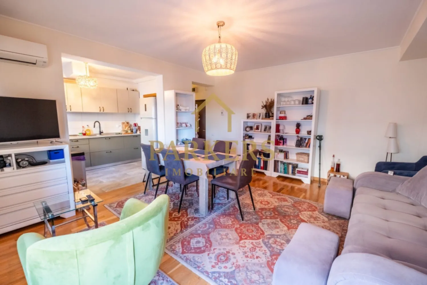 Apartament 2 camere cu terasa de 50mp si Garaj de vanzare zona VIVO - Parkers Imobiliare propune spre vânzare un apartament deosebit, situat la etajul 2, în zona Vivo Cluj, într-o locație apreciată pentru accesibilitate și liniște. Apartamentul dispune de o compartimentare modernă și eficientă, fiind compus din living spațios cu bucătărie open-space, dormitor, hol, baie și terasă generoasă de 50 mp utili, ideală pentru relaxare, zonă de dining exterior sau spațiu verde urban. Zona de zi este luminoasă și primitoare, cu acces direct către terasă, oferind un plus major de confort și intimitate. Bucătăria este complet mobilată și utilată, integrată armonios în living. Apartamentul se vinde mobilat și utilat, fiind gata pentru mutare imediată. Avantaje ale proprietății: etaj intermediar – etaj 2 terasă spectaculoasă de 50 mp utili compartimentare practică living generos cu acces pe terasă lumină naturală din plin finisaje moderne ideal pentru locuință sau investiție Localizare excelentă: În imediata apropiere se află Vivo Mall, supermarketuri, restaurante, mijloace de transport în comun și acces rapid către Cluj-Napoca. O proprietate rară pe piață, care îmbină confortul unui apartament cu avantajele unei terase de mari dimensiuni. Pentru mai multe informații sau programarea unei vizionări, Parkers Imobiliare vă stă la dispoziție. }}