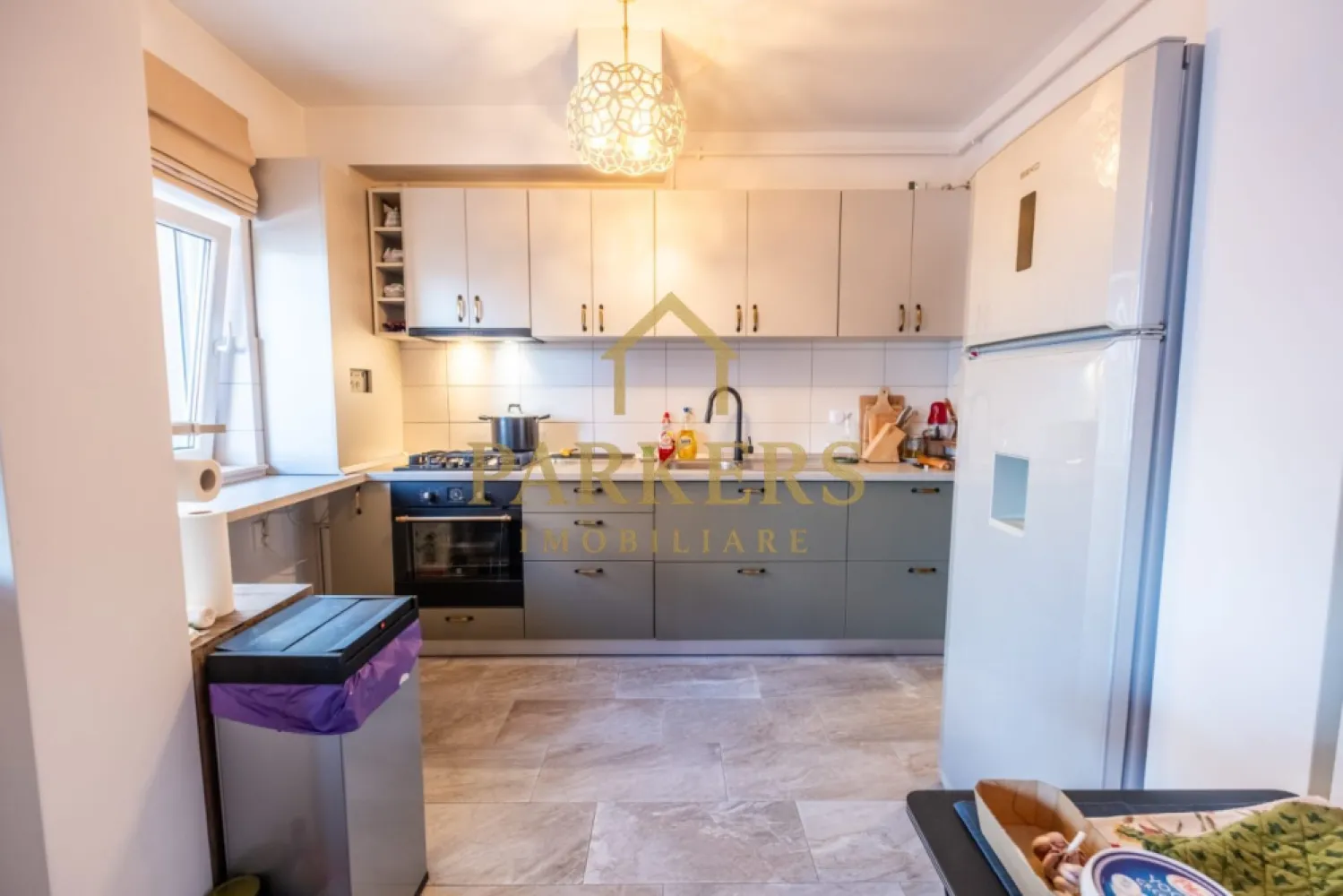 Apartament 2 camere cu terasa de 50mp si Garaj de vanzare zona VIVO - Parkers Imobiliare propune spre vânzare un apartament deosebit, situat la etajul 2, în zona Vivo Cluj, într-o locație apreciată pentru accesibilitate și liniște. Apartamentul dispune de o compartimentare modernă și eficientă, fiind compus din living spațios cu bucătărie open-space, dormitor, hol, baie și terasă generoasă de 50 mp utili, ideală pentru relaxare, zonă de dining exterior sau spațiu verde urban. Zona de zi este luminoasă și primitoare, cu acces direct către terasă, oferind un plus major de confort și intimitate. Bucătăria este complet mobilată și utilată, integrată armonios în living. Apartamentul se vinde mobilat și utilat, fiind gata pentru mutare imediată. Avantaje ale proprietății: etaj intermediar – etaj 2 terasă spectaculoasă de 50 mp utili compartimentare practică living generos cu acces pe terasă lumină naturală din plin finisaje moderne ideal pentru locuință sau investiție Localizare excelentă: În imediata apropiere se află Vivo Mall, supermarketuri, restaurante, mijloace de transport în comun și acces rapid către Cluj-Napoca. O proprietate rară pe piață, care îmbină confortul unui apartament cu avantajele unei terase de mari dimensiuni. Pentru mai multe informații sau programarea unei vizionări, Parkers Imobiliare vă stă la dispoziție. }}