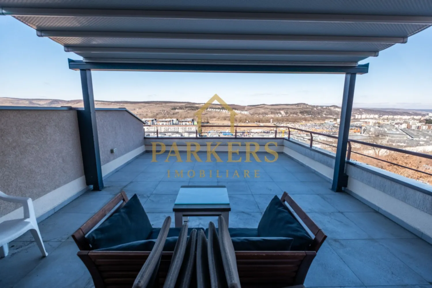 Apartament 2 camere cu terasa de 50mp si Garaj de vanzare zona VIVO - Parkers Imobiliare propune spre vânzare un apartament deosebit, situat la etajul 2, în zona Vivo Cluj, într-o locație apreciată pentru accesibilitate și liniște. Apartamentul dispune de o compartimentare modernă și eficientă, fiind compus din living spațios cu bucătărie open-space, dormitor, hol, baie și terasă generoasă de 50 mp utili, ideală pentru relaxare, zonă de dining exterior sau spațiu verde urban. Zona de zi este luminoasă și primitoare, cu acces direct către terasă, oferind un plus major de confort și intimitate. Bucătăria este complet mobilată și utilată, integrată armonios în living. Apartamentul se vinde mobilat și utilat, fiind gata pentru mutare imediată. Avantaje ale proprietății: etaj intermediar – etaj 2 terasă spectaculoasă de 50 mp utili compartimentare practică living generos cu acces pe terasă lumină naturală din plin finisaje moderne ideal pentru locuință sau investiție Localizare excelentă: În imediata apropiere se află Vivo Mall, supermarketuri, restaurante, mijloace de transport în comun și acces rapid către Cluj-Napoca. O proprietate rară pe piață, care îmbină confortul unui apartament cu avantajele unei terase de mari dimensiuni. Pentru mai multe informații sau programarea unei vizionări, Parkers Imobiliare vă stă la dispoziție. }}