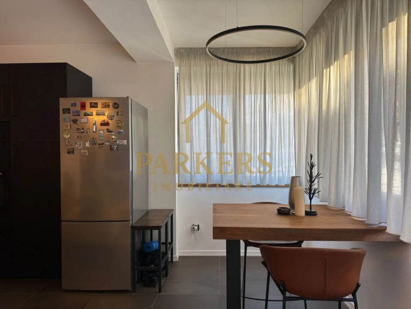Apartament Modern cu Design Contemporan in Grigorescu Cluj-Napoca - Parkers Imobiliare vă prezintă spre vânzare o proprietate exclusivistă, situată într-una dintre cele mai apreciate zone ale cartierului Grigorescu, pe strada Donath. Acest apartament nu este doar o locuință, ci un concept de lifestyle modern, unde funcționalitatea întâlnește estetica minimalistă. ​- Configurație și Compartimentare ​Cu o suprafață utilă de 55,85 mp excelent optimizată, proprietatea impresionează prin fluiditatea spațiului și luminozitatea naturală. ​Zona de zi: Living spațios, inundat de lumină, integrat perfect cu o bucătărie open-space cu design industrial-chic. ​Zona de odihnă: Dormitor retras, configurat pentru a asigura un confort acustic și vizual maxim. ​Terasa (13,09 mp): Un spațiu exterior generos, care extinde zona locuibilă și oferă un loc privat pentru relaxare. ​Baie modernă: Finisaje premium în tonuri naturale, cu dotări sanitare de ultimă generație. ​- Dotări și Finisaje High-End ​Proprietatea se vinde complet mobilată și utilată, fiind gata pentru mutare imediată. Printre punctele forte menționăm: ​Bucătărie complet echipată: Electrocasnice încorporate gama Bosch, mobilier negru mat și blat cu textură de lemn. ​Sistem de iluminat: Corpuri circulare LED cu design minimalist și iluminat ambiental integrat. ​Confort termic: Centrală termică Bosch, radiatoare verticale de design și tâmplărie de înaltă calitate. ​Materiale: Parchet de calitate superioară, placări ceramice în tonuri neutre și piese de mobilier realizate la comandă. ​- Localizare de Top ​Situat in Grigorescu, imobilul beneficiază de avantajele unei zone rezidențiale liniștite, dar cu acces facil către punctele de interes ale orașului: ​Proximitate față de zonele verzi și malul Someșului. ​Imobil nou, cu o cotă de teren de 56 mp inclusă în proprietate. ​Acces securizat și vecinătăți selecte. ​Parkers Imobiliare – Consultanță de încredere pentru investiții inteligente. }}