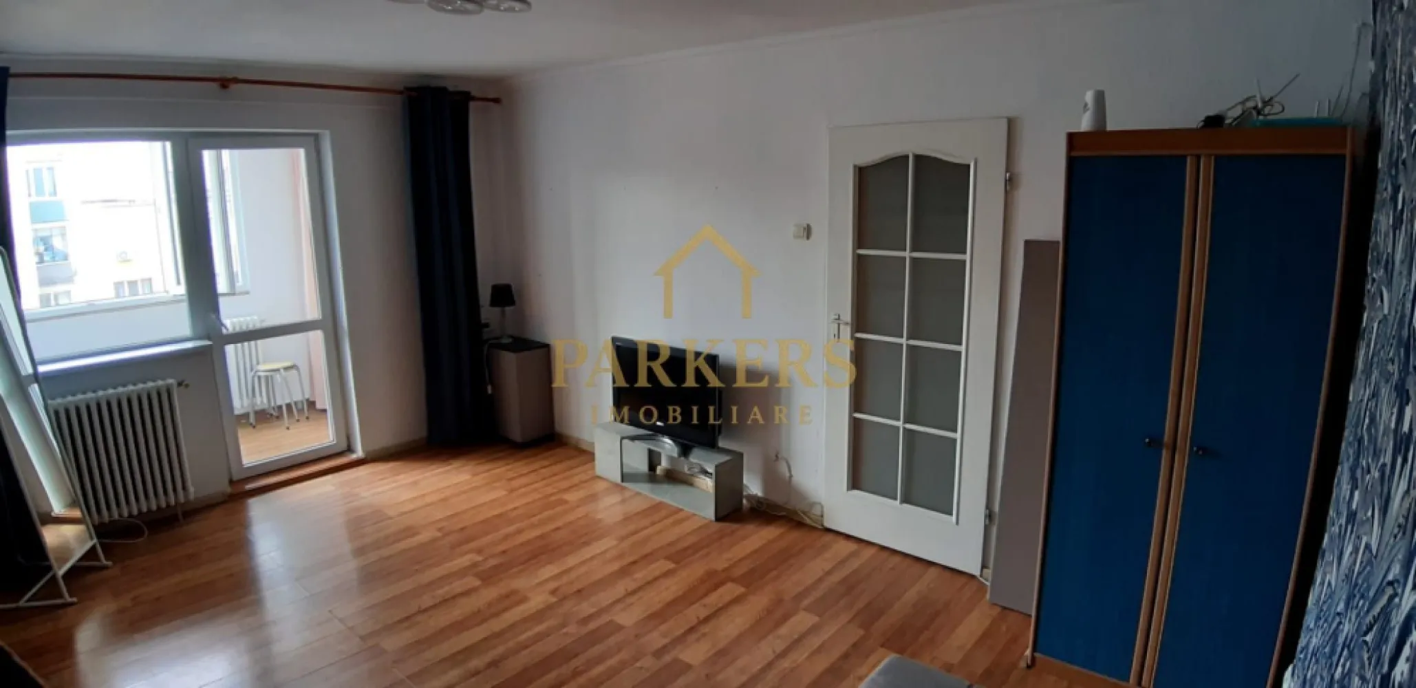 Apartament 2 Camere Decomandat Oportunitate de Investiție in Manastur - Parkers Imobiliare vă prezintă spre vânzare un apartament cu 2 camere, situat într-o zonă strategică a cartierului Mănăștur. Locuința este ideală pentru cei care își doresc un cămin gata de mutat sau o investiție sigură pe piața imobiliară din Cluj-Napoca. ​Localizare și Facilități Clădire: ​Zonă: Mănăștur, o locație cu acces facil la transport în comun și zone comerciale. ​Etaj: Situat la etajul 10, oferind o perspectivă degajată asupra orașului. ​Acces: Blocul este dotat cu 2 lifturi funcționale pentru confortul locatarilor. ​Siguranță: Acoperișul imobilului a fost izolat recent, eliminând orice grijă tehnică. ​Compartimentare și Dotări: ​Cu o suprafață utilă de 49 mp, apartamentul este de tip decomandat, fiind inteligent modificat pentru a maximiza spațiul: ​Living & Dormitor: Încăperi luminoase, cu finisaje moderne (parchet laminat) și mobilier inclus. ​Balcoane: Dispune de 2 balcoane, oferind spațiu suplimentar pentru relaxare sau depozitare. ​Bucătărie: Complet mobilată și utilată, optimizată pentru funcționalitate. ​Sistem Termic: Dotat cu Centrală Termică proprie și unitate de Aer Condiționat (AC). ​Utilități: Contorizare individuală pentru apă și poziționare „de mijloc”, ceea ce asigură cheltuieli reduse cu încălzirea. ​Extra: Include un beci pentru depozitare și acces la uscătorie comună. ​Vreți să vedeți noul dumneavoastră cămin? Contactați echipa Parkers Imobiliare pentru a programa o vizionare! Această proprietate combină excelent avantajele unei zone consacrate cu dotările tehnice necesare unui stil de viață modern. }}