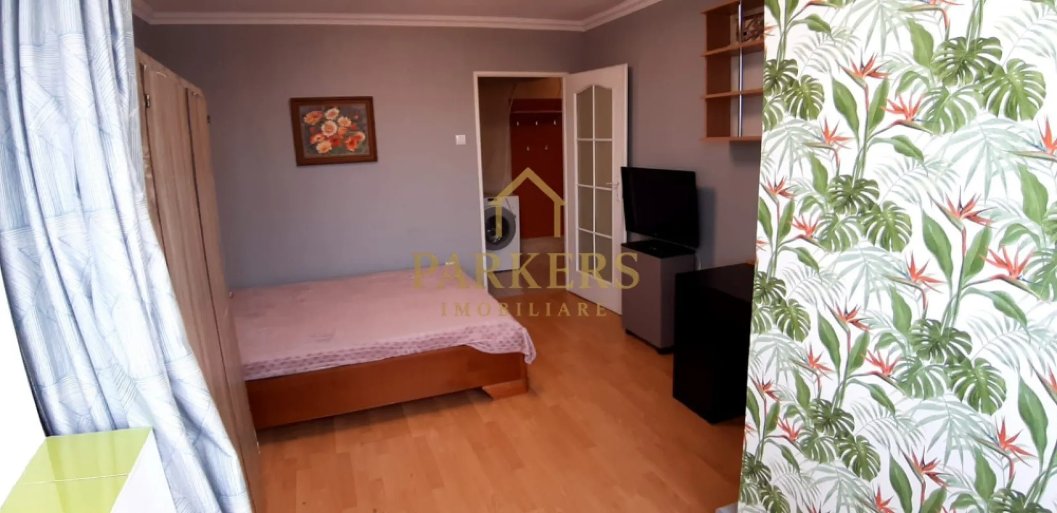 Apartament 2 Camere Decomandat Oportunitate de Investiție in Manastur - Parkers Imobiliare vă prezintă spre vânzare un apartament cu 2 camere, situat într-o zonă strategică a cartierului Mănăștur. Locuința este ideală pentru cei care își doresc un cămin gata de mutat sau o investiție sigură pe piața imobiliară din Cluj-Napoca. ​Localizare și Facilități Clădire: ​Zonă: Mănăștur, o locație cu acces facil la transport în comun și zone comerciale. ​Etaj: Situat la etajul 10, oferind o perspectivă degajată asupra orașului. ​Acces: Blocul este dotat cu 2 lifturi funcționale pentru confortul locatarilor. ​Siguranță: Acoperișul imobilului a fost izolat recent, eliminând orice grijă tehnică. ​Compartimentare și Dotări: ​Cu o suprafață utilă de 49 mp, apartamentul este de tip decomandat, fiind inteligent modificat pentru a maximiza spațiul: ​Living & Dormitor: Încăperi luminoase, cu finisaje moderne (parchet laminat) și mobilier inclus. ​Balcoane: Dispune de 2 balcoane, oferind spațiu suplimentar pentru relaxare sau depozitare. ​Bucătărie: Complet mobilată și utilată, optimizată pentru funcționalitate. ​Sistem Termic: Dotat cu Centrală Termică proprie și unitate de Aer Condiționat (AC). ​Utilități: Contorizare individuală pentru apă și poziționare „de mijloc”, ceea ce asigură cheltuieli reduse cu încălzirea. ​Extra: Include un beci pentru depozitare și acces la uscătorie comună. ​Vreți să vedeți noul dumneavoastră cămin? Contactați echipa Parkers Imobiliare pentru a programa o vizionare! Această proprietate combină excelent avantajele unei zone consacrate cu dotările tehnice necesare unui stil de viață modern. }}