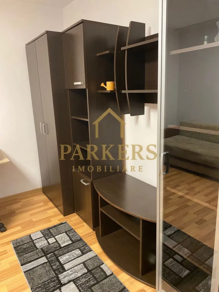 Garsoniera semidecomandata 31 mp de vanzare in zona Manastur - Vă prezentăm spre vânzare o garsonieră ideală atât pentru locuit, cât și pentru investiție, situată într-o zonă strategică și liniștită a cartierului Mănăștur. ​Caracteristici Principale: ​Localizare: Zona pieței Flora, cu acces facil la transport în comun, magazine și spații verzi. ​Etaj: Situați la etajul 4 din 4, beneficiind de liniște și o priveliște degajată. ​Confort Termic: Blocul este izolat termic la exterior, asigurând costuri reduse de întreținere. ​Dotări: Dispune de centrală termică proprie (confort optim și control asupra consumului). ​Stare Interior: Recent renovată, cu finisaje moderne, gata de mutat. ​De ce să alegi această proprietate? Oportunitate excelentă pentru cei care caută un spațiu optimizat, într-un bloc reabilitat și o zonă cu infrastructură completă. ​Locație: Mănăștur, Cluj-Napoca ​Echipa Parkers Imobiliare vă stă la dispoziție pentru detalii suplimentare și programarea unei vizionări! }}