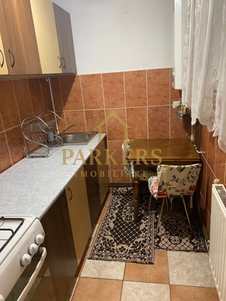Garsoniera semidecomandata 31 mp de vanzare in zona Manastur - Vă prezentăm spre vânzare o garsonieră ideală atât pentru locuit, cât și pentru investiție, situată într-o zonă strategică și liniștită a cartierului Mănăștur. ​Caracteristici Principale: ​Localizare: Zona pieței Flora, cu acces facil la transport în comun, magazine și spații verzi. ​Etaj: Situați la etajul 4 din 4, beneficiind de liniște și o priveliște degajată. ​Confort Termic: Blocul este izolat termic la exterior, asigurând costuri reduse de întreținere. ​Dotări: Dispune de centrală termică proprie (confort optim și control asupra consumului). ​Stare Interior: Recent renovată, cu finisaje moderne, gata de mutat. ​De ce să alegi această proprietate? Oportunitate excelentă pentru cei care caută un spațiu optimizat, într-un bloc reabilitat și o zonă cu infrastructură completă. ​Locație: Mănăștur, Cluj-Napoca ​Echipa Parkers Imobiliare vă stă la dispoziție pentru detalii suplimentare și programarea unei vizionări! }}