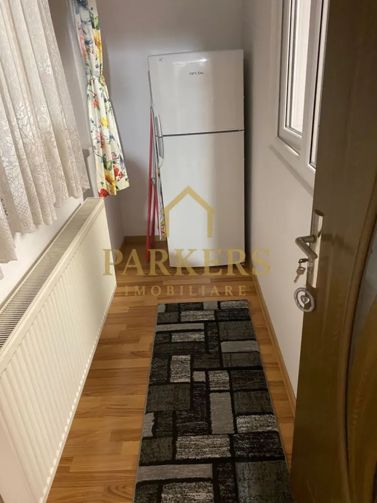 Garsoniera semidecomandata 31 mp de vanzare in zona Manastur - Vă prezentăm spre vânzare o garsonieră ideală atât pentru locuit, cât și pentru investiție, situată într-o zonă strategică și liniștită a cartierului Mănăștur. ​Caracteristici Principale: ​Localizare: Zona pieței Flora, cu acces facil la transport în comun, magazine și spații verzi. ​Etaj: Situați la etajul 4 din 4, beneficiind de liniște și o priveliște degajată. ​Confort Termic: Blocul este izolat termic la exterior, asigurând costuri reduse de întreținere. ​Dotări: Dispune de centrală termică proprie (confort optim și control asupra consumului). ​Stare Interior: Recent renovată, cu finisaje moderne, gata de mutat. ​De ce să alegi această proprietate? Oportunitate excelentă pentru cei care caută un spațiu optimizat, într-un bloc reabilitat și o zonă cu infrastructură completă. ​Locație: Mănăștur, Cluj-Napoca ​Echipa Parkers Imobiliare vă stă la dispoziție pentru detalii suplimentare și programarea unei vizionări! }}