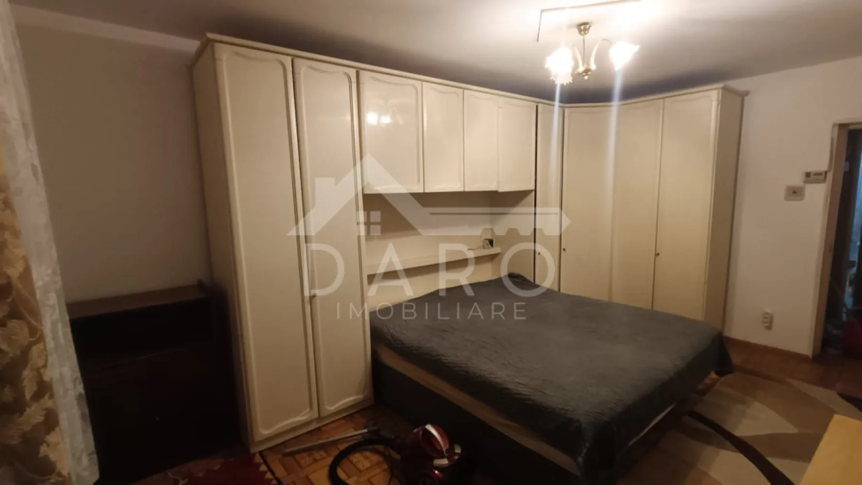 🏡 Apartament 2 camere de închiriat – Tudor | Str. Rodniciei - 🏡 Apartament 2 camere de închiriat – Tudor | Str. Rodniciei Se oferă spre închiriere apartament cu 2 camere, situat în Târgu Mureș, cartierul Tudor, pe strada Rodniciei, într-o zonă liniștită și bine poziționată. Apartamentul este luminos, bine compartimentat și potrivit pentru închiriere pe termen lung. ✔ disponibil pentru mutare imediată ✔ ideal pentru o persoană, cuplu sau familie Compartimentare: ✔ living ✔ dormitor ✔ bucătărie ✔ baie ✔ debara ✔ 2 balcoane Dotări: ✔ frigider ✔ mașină de spălat ✔ ferestre termopan Avantaje locație: 📍 zonă liniștită 📍 acces facil către mijloace de transport 📍 aproape de magazine, școli și alte puncte de interes 🤝 Proprietate promovată prin DARO Imobiliare 🏠 Te gândești să îți cumperi propriul apartament? Prin Kiwi Finance beneficiezi de: ✔ analiză GRATUITĂ a eligibilității ✔ acces la oferte de la peste 12 bănci ✔ negocierea dobânzii în favoarea ta ✔ suport complet până la obținerea creditului 📞 Detalii și vizionări: Coman Maria – DARO Imobiliare & Kiwi Finance 📱 0749 535 729 🔑 DARO Imobiliare – găsim locuința potrivită. 💳 Kiwi Finance – te ajutăm să devii proprietar. }}