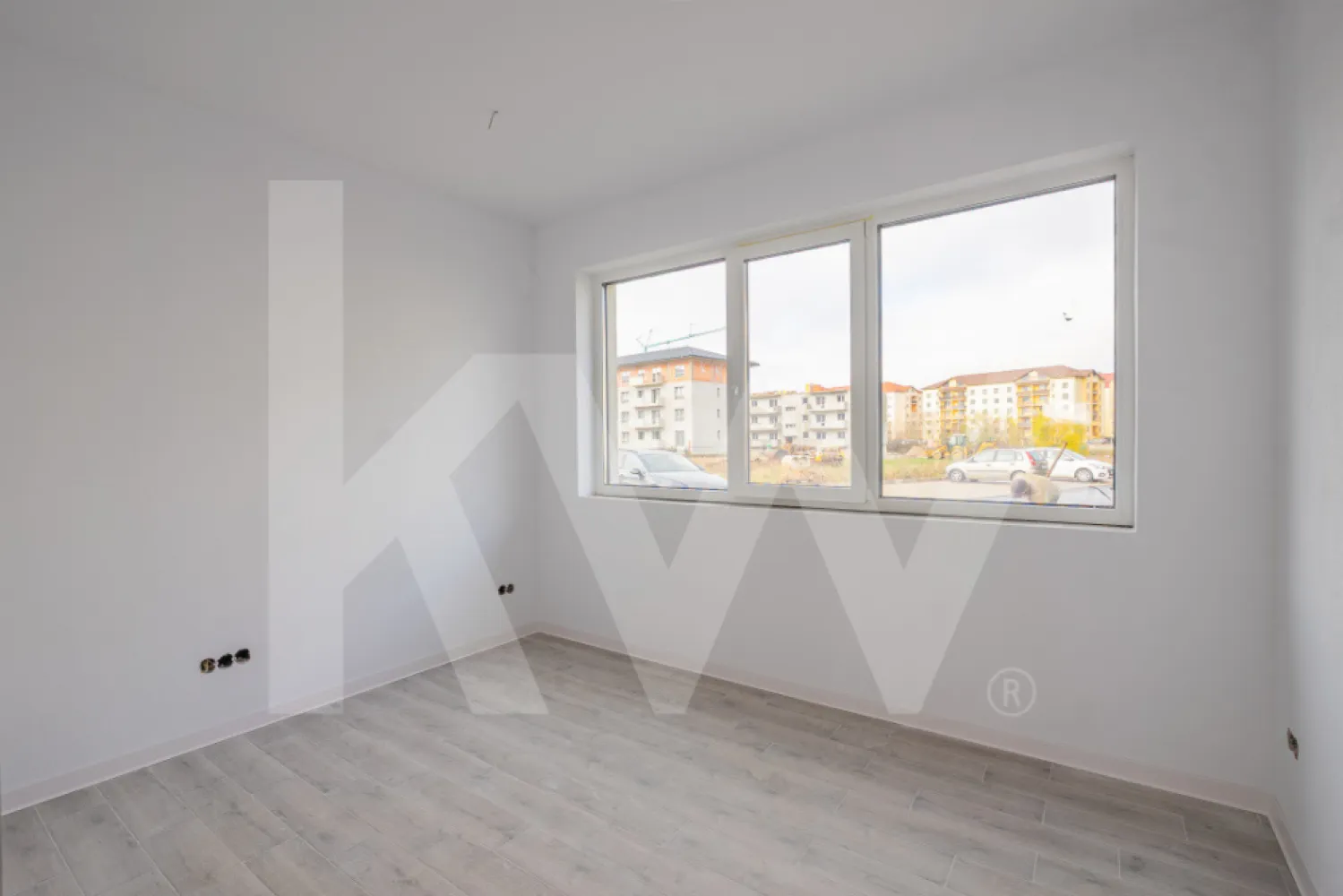 Spațiu comercial, finisat, vitrina, parcare – Doamna Stanca–Dedeman, disponibil acum - Vă propun spre închiriere un spațiu comercial situat la parterul unui bloc nou, finalizat în 2025, în zona Doamna Stanca – Dedeman, una dintre cele mai dinamice artere comerciale din zonă.Spațiul are o suprafață utilă de 64 mp, este compartimentat și finisat, fiind pregătit pentru preluare imediată. Accesul se realizează direct din strada Doamna Stanca, prin două uși de intrare, oferind vizibilitate excelentă și flux natural de clienți.&nbsp;Beneficiază de 1 loc de parcare dedicat și acces la parcările disponibile ale ansamblului rezidențial. Este potrivit pentru o gamă largă de activități: – farmacie – salon de înfrumusețare (barber, frizerie, cosmetică, manichiură) – sediu firmă – magazin alimentar – showroom – magazin piese auto – centru de recoltare analize – alte activități comerciale sau de servicii.Chiriașul beneficiază de 30 de zile perioadă de grație pentru amenajare și obținerea autorizațiilor. Se solicită garanție echivalentă cu 2 luni de chirie. Spațiul este disponibil imediat.&nbsp;Contactați-mă pentru vizionare și pentru a vă asigura cel mai potrivit loc pentru dezvoltarea afacerii dumneavoastră.Razvan Radomir - Keller Williams Sibiu }}