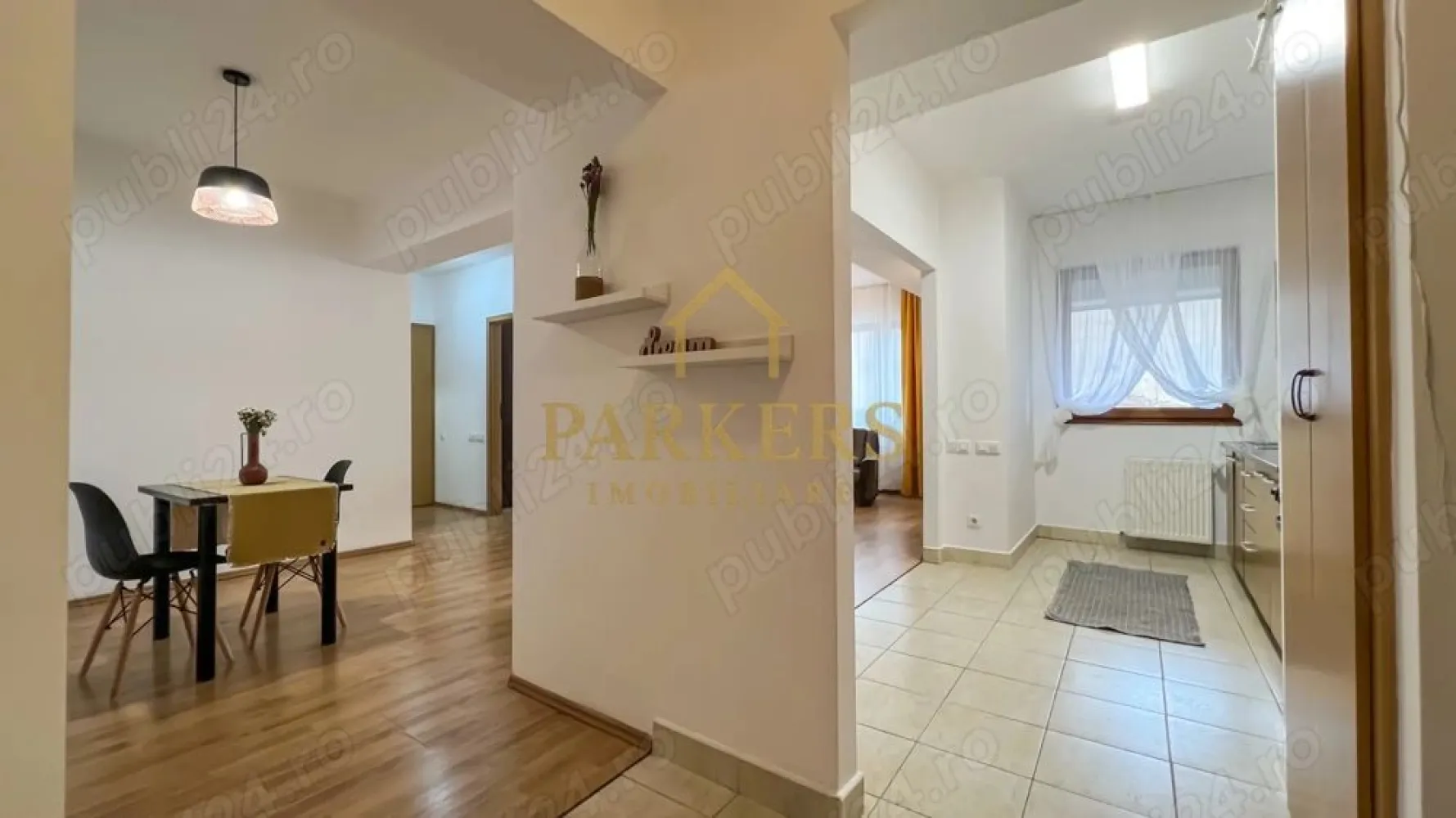 Apartament 2 camere de inchiriat in Marasti Cluj-Napoca - Parkers Imobiliare vă propune spre închiriere un apartament cu 2 camere, spațios și primitor, situat în cartierul Mărăști, una dintre cele mai căutate zone din Cluj-Napoca datorită accesului facil către punctele de interes ale orașului. ​Detalii Principale: ​Suprafață utilă: 60 mp reali, oferind un confort sporit. ​Etaj: 1 (ideal pentru acces rapid ) ​Compartimentare: Semidecomandat, inteligent structurat pentru a maximiza spațiul: ​Living generos cu zonă de relaxare (canapea și fotolii din piele) și zonă de dining. ​Dormitor matrimonial liniștit, cu pat dublu și decor relaxant. ​Bucătărie complet utilată, separată vizual, dotată cu aragaz, cuptor, cuptor cu microunde și spații de depozitare. ​Hol de acces generos cu zonă pentru haine/pantofari. ​Baie modernă. ​Dotări și Finisaje: ​Apartamentul a fost amenajat cu atenție la detalii, punând accent pe o atmosferă caldă. Beneficiază de: ​Centrală termică proprie pentru controlul optim al costurilor de întreținere. ​Geamuri termopan mari, ce asigură o luminozitate naturală excelentă pe tot parcursul zilei. ​Podele din parchet laminat în camere și gresie în zonele de trafic intens. ​Mobilier modern și decorațiuni în tonuri calde de ocru și verde smarald. ​Locație: ​Situat în cartierul Mărăști, apartamentul oferă acces rapid la: ​Mijloace de transport în comun (stații de autobuz în proximitate). ​Supermarket-uri (Lidl, Kaufland), piețe și bănci. ​Zone verzi și centre de afaceri (The Office, Iulius Mall la câteva minute distanță). ​Condiții de închiriere: ​Se pretează pentru un cuplu sau o persoană singură care caută un spațiu aerisit. ​Nu se acceptă animale de companie . ​Disponibilitate imediată. }}