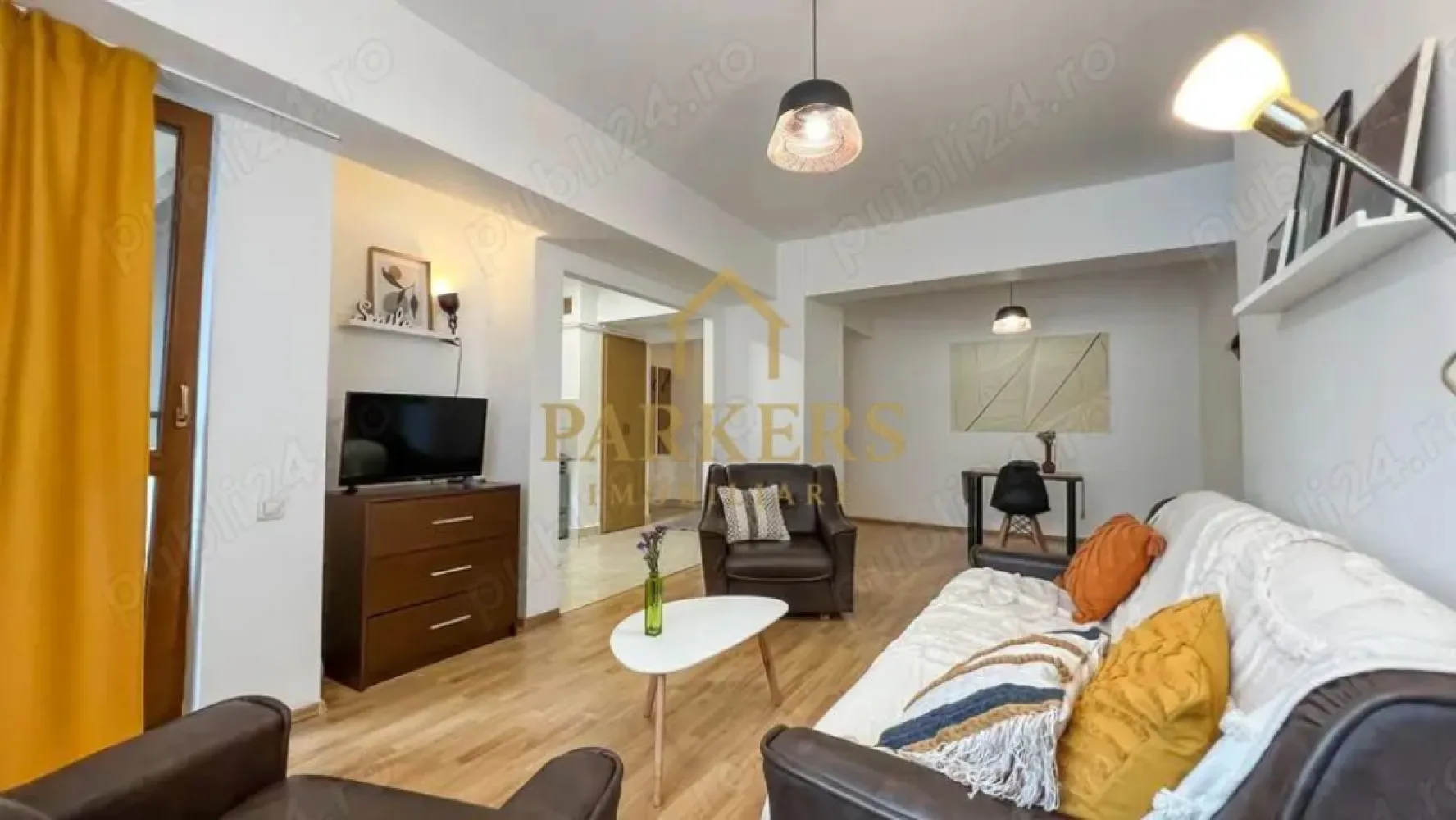 Apartament 2 camere de inchiriat in Marasti Cluj-Napoca - Parkers Imobiliare vă propune spre închiriere un apartament cu 2 camere, spațios și primitor, situat în cartierul Mărăști, una dintre cele mai căutate zone din Cluj-Napoca datorită accesului facil către punctele de interes ale orașului. ​Detalii Principale: ​Suprafață utilă: 60 mp reali, oferind un confort sporit. ​Etaj: 1 (ideal pentru acces rapid ) ​Compartimentare: Semidecomandat, inteligent structurat pentru a maximiza spațiul: ​Living generos cu zonă de relaxare (canapea și fotolii din piele) și zonă de dining. ​Dormitor matrimonial liniștit, cu pat dublu și decor relaxant. ​Bucătărie complet utilată, separată vizual, dotată cu aragaz, cuptor, cuptor cu microunde și spații de depozitare. ​Hol de acces generos cu zonă pentru haine/pantofari. ​Baie modernă. ​Dotări și Finisaje: ​Apartamentul a fost amenajat cu atenție la detalii, punând accent pe o atmosferă caldă. Beneficiază de: ​Centrală termică proprie pentru controlul optim al costurilor de întreținere. ​Geamuri termopan mari, ce asigură o luminozitate naturală excelentă pe tot parcursul zilei. ​Podele din parchet laminat în camere și gresie în zonele de trafic intens. ​Mobilier modern și decorațiuni în tonuri calde de ocru și verde smarald. ​Locație: ​Situat în cartierul Mărăști, apartamentul oferă acces rapid la: ​Mijloace de transport în comun (stații de autobuz în proximitate). ​Supermarket-uri (Lidl, Kaufland), piețe și bănci. ​Zone verzi și centre de afaceri (The Office, Iulius Mall la câteva minute distanță). ​Condiții de închiriere: ​Se pretează pentru un cuplu sau o persoană singură care caută un spațiu aerisit. ​Nu se acceptă animale de companie . ​Disponibilitate imediată. }}