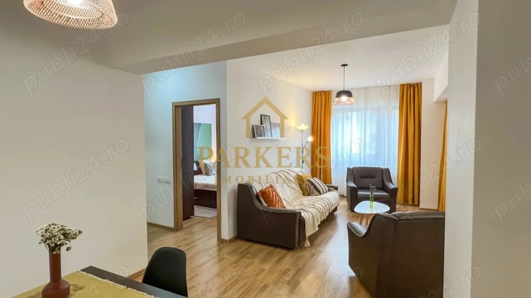Apartament 2 camere de inchiriat in Marasti Cluj-Napoca - Parkers Imobiliare vă propune spre închiriere un apartament cu 2 camere, spațios și primitor, situat în cartierul Mărăști, una dintre cele mai căutate zone din Cluj-Napoca datorită accesului facil către punctele de interes ale orașului. ​Detalii Principale: ​Suprafață utilă: 60 mp reali, oferind un confort sporit. ​Etaj: 1 (ideal pentru acces rapid ) ​Compartimentare: Semidecomandat, inteligent structurat pentru a maximiza spațiul: ​Living generos cu zonă de relaxare (canapea și fotolii din piele) și zonă de dining. ​Dormitor matrimonial liniștit, cu pat dublu și decor relaxant. ​Bucătărie complet utilată, separată vizual, dotată cu aragaz, cuptor, cuptor cu microunde și spații de depozitare. ​Hol de acces generos cu zonă pentru haine/pantofari. ​Baie modernă. ​Dotări și Finisaje: ​Apartamentul a fost amenajat cu atenție la detalii, punând accent pe o atmosferă caldă. Beneficiază de: ​Centrală termică proprie pentru controlul optim al costurilor de întreținere. ​Geamuri termopan mari, ce asigură o luminozitate naturală excelentă pe tot parcursul zilei. ​Podele din parchet laminat în camere și gresie în zonele de trafic intens. ​Mobilier modern și decorațiuni în tonuri calde de ocru și verde smarald. ​Locație: ​Situat în cartierul Mărăști, apartamentul oferă acces rapid la: ​Mijloace de transport în comun (stații de autobuz în proximitate). ​Supermarket-uri (Lidl, Kaufland), piețe și bănci. ​Zone verzi și centre de afaceri (The Office, Iulius Mall la câteva minute distanță). ​Condiții de închiriere: ​Se pretează pentru un cuplu sau o persoană singură care caută un spațiu aerisit. ​Nu se acceptă animale de companie . ​Disponibilitate imediată. }}