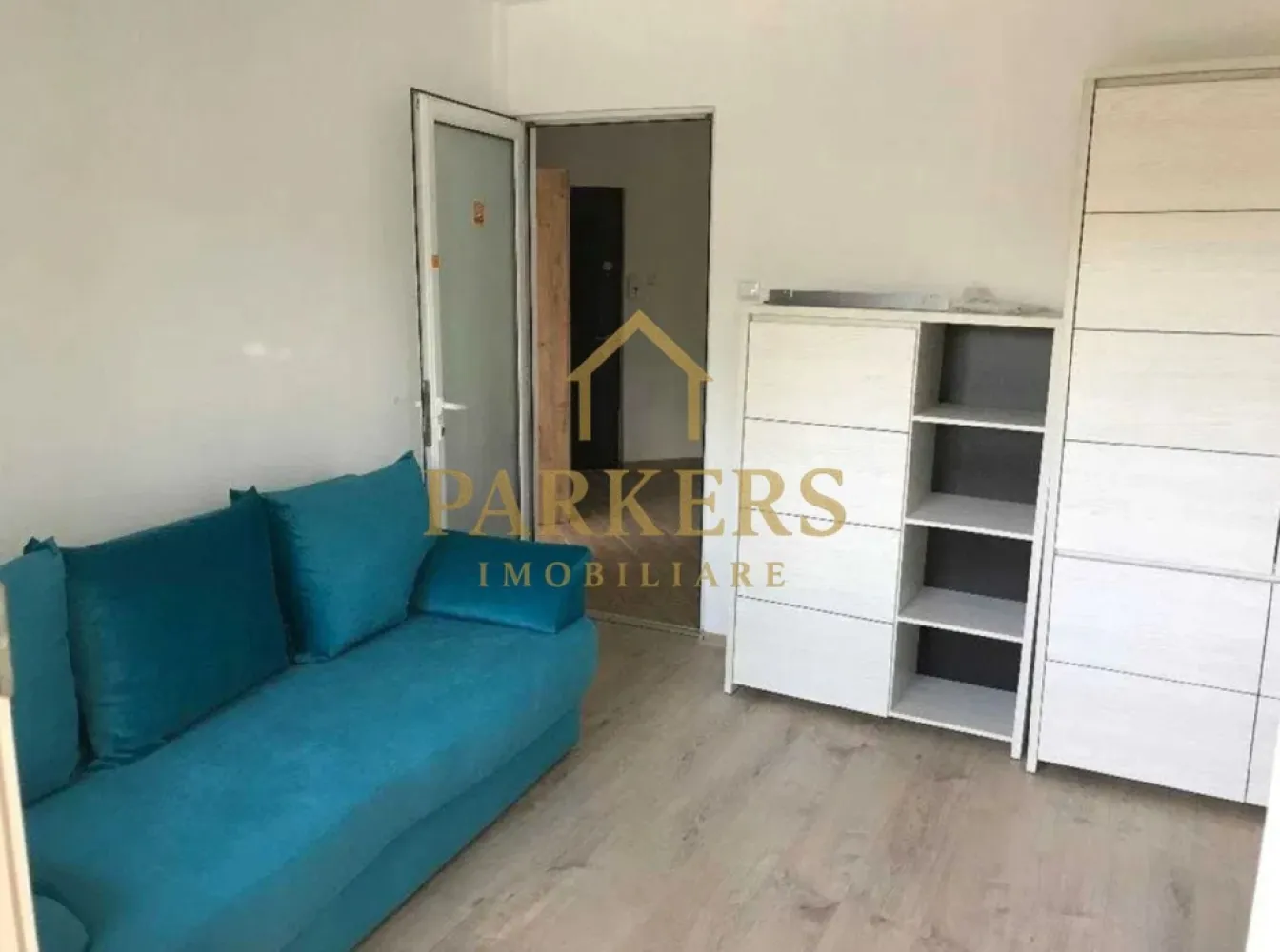 Apartament 3 camere de inchiriat langa USAMV Manastur in Cluj-Napoca - Parkers Imobiliare oferă spre închiriere apartament 3 camere decomandat, situat în Mănăștur, str. Almășului, la 2 minute de Kaufland Mănăștur și 5 minute de USAMV. Suprafață: 70 mp Etaj: 1/4 Balcon închis Loc de parcare Compartimentare: 3 camere, bucătărie separată, 2 băi, hol, cămară, balcon. Dotări: centrală termică, mașină de spălat, combină frigorifică, cuptor electric, plită pe gaz, hotă, geamuri și uși termopan, bloc izolat. Apartamentul este mobilat și utilat complet, potrivit pentru maxim 3 persoane. Fumători și animale de companie – nu se acceptă. Zonă excelentă, aproape de stații de autobuz, Piața Ion Meșter, Union. Disponibil imediat. }}