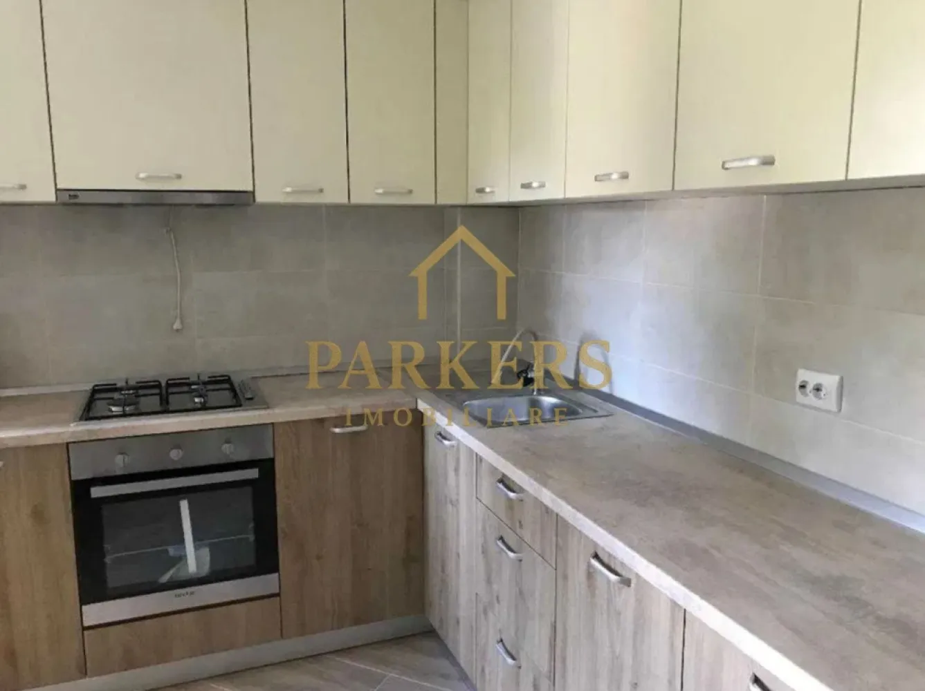 Apartament 3 camere de inchiriat langa USAMV Manastur in Cluj-Napoca - Parkers Imobiliare oferă spre închiriere apartament 3 camere decomandat, situat în Mănăștur, str. Almășului, la 2 minute de Kaufland Mănăștur și 5 minute de USAMV. Suprafață: 70 mp Etaj: 1/4 Balcon închis Loc de parcare Compartimentare: 3 camere, bucătărie separată, 2 băi, hol, cămară, balcon. Dotări: centrală termică, mașină de spălat, combină frigorifică, cuptor electric, plită pe gaz, hotă, geamuri și uși termopan, bloc izolat. Apartamentul este mobilat și utilat complet, potrivit pentru maxim 3 persoane. Fumători și animale de companie – nu se acceptă. Zonă excelentă, aproape de stații de autobuz, Piața Ion Meșter, Union. Disponibil imediat. }}