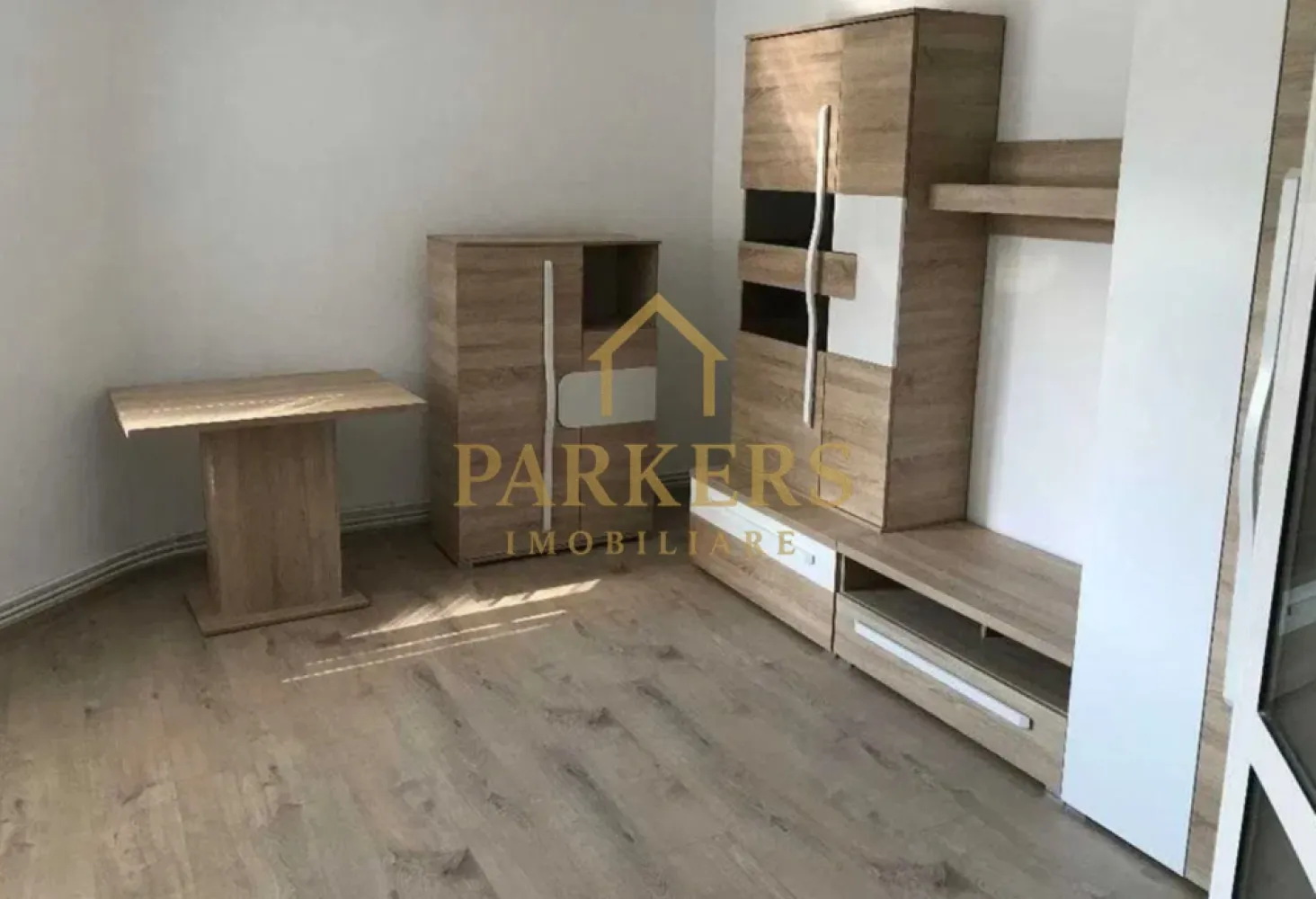 Apartament 3 camere de inchiriat langa USAMV Manastur in Cluj-Napoca - Parkers Imobiliare oferă spre închiriere apartament 3 camere decomandat, situat în Mănăștur, str. Almășului, la 2 minute de Kaufland Mănăștur și 5 minute de USAMV. Suprafață: 70 mp Etaj: 1/4 Balcon închis Loc de parcare Compartimentare: 3 camere, bucătărie separată, 2 băi, hol, cămară, balcon. Dotări: centrală termică, mașină de spălat, combină frigorifică, cuptor electric, plită pe gaz, hotă, geamuri și uși termopan, bloc izolat. Apartamentul este mobilat și utilat complet, potrivit pentru maxim 3 persoane. Fumători și animale de companie – nu se acceptă. Zonă excelentă, aproape de stații de autobuz, Piața Ion Meșter, Union. Disponibil imediat. }}