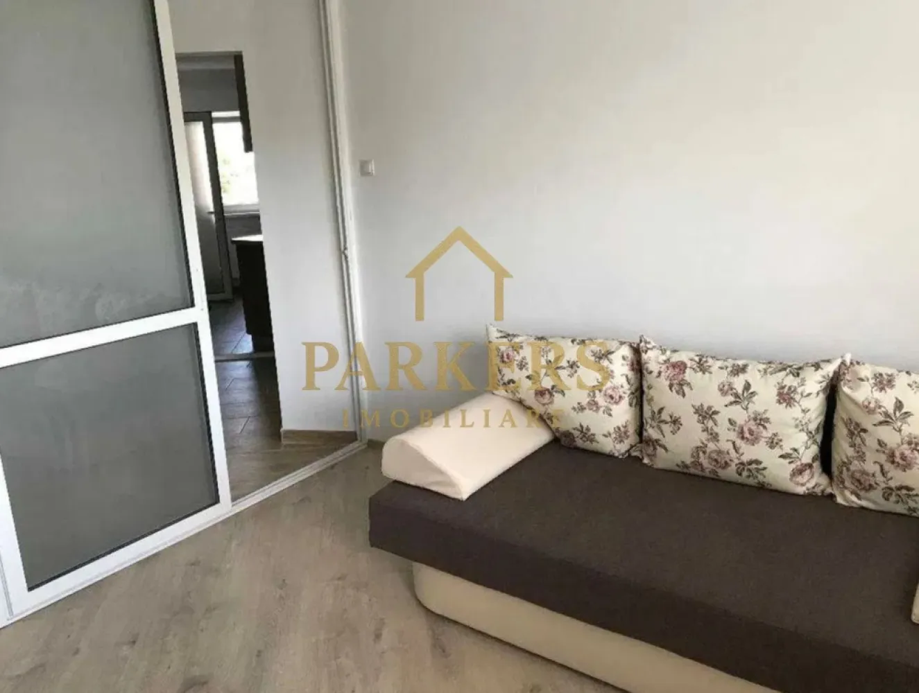 Apartament 3 camere de inchiriat langa USAMV Manastur in Cluj-Napoca - Parkers Imobiliare oferă spre închiriere apartament 3 camere decomandat, situat în Mănăștur, str. Almășului, la 2 minute de Kaufland Mănăștur și 5 minute de USAMV. Suprafață: 70 mp Etaj: 1/4 Balcon închis Loc de parcare Compartimentare: 3 camere, bucătărie separată, 2 băi, hol, cămară, balcon. Dotări: centrală termică, mașină de spălat, combină frigorifică, cuptor electric, plită pe gaz, hotă, geamuri și uși termopan, bloc izolat. Apartamentul este mobilat și utilat complet, potrivit pentru maxim 3 persoane. Fumători și animale de companie – nu se acceptă. Zonă excelentă, aproape de stații de autobuz, Piața Ion Meșter, Union. Disponibil imediat. }}