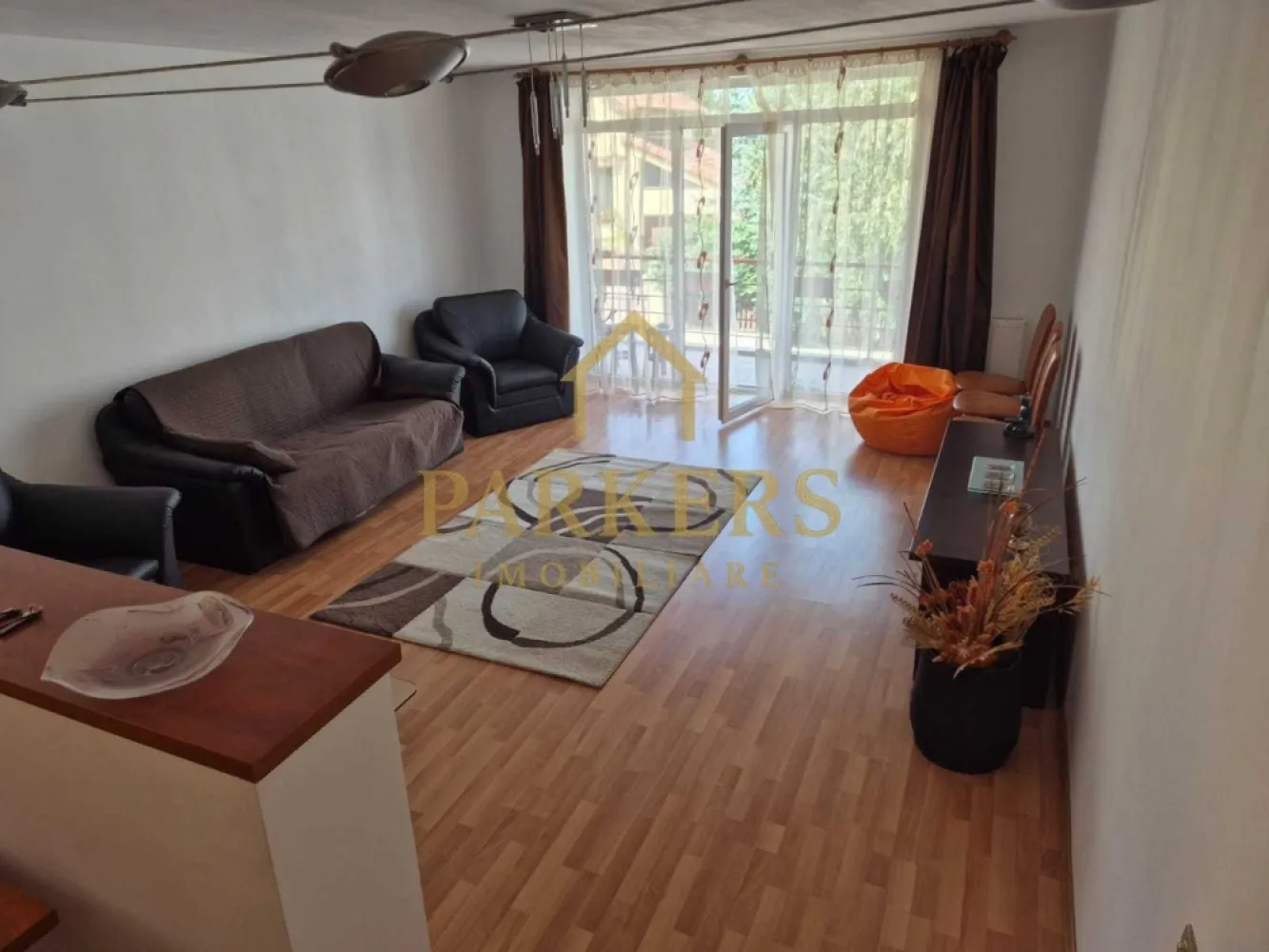 Apartament 3 camere de inchiriat cu 2 locuri de parcare zona Zorilor - PARKERS IMOBILIARE oferă spre închiriere un apartament cu 3 camere, situat într-o zonă foarte apreciată a cartierului Zorilor, Cluj-Napoca, într-un imobil modern, cu regim redus de înălțime. Apartamentul este poziționat la etajul 1 din 2 și are o compartimentare practică, fiind compus din: living spațios, două dormitoare, bucătărie închisă, baie și balcon. Locuința beneficiază de lumină naturală pe tot parcursul zilei și oferă un ambient plăcut și liniștit. Un mare avantaj îl reprezintă cele două locuri de parcare incluse în preț: – un loc de parcare subteran, – un loc de parcare exterior. Zona este excelentă, cu acces rapid către centru, UMF, spitale, mijloace de transport în comun, magazine și alte puncte de interes. Apartamentul este ideal pentru familie, cuplu sau persoane care își doresc confort, liniște și acces facil către toate zonele importante ale orașului. Pentru mai multe detalii sau programarea unei vizionări, nu ezitați să ne contactați! }}