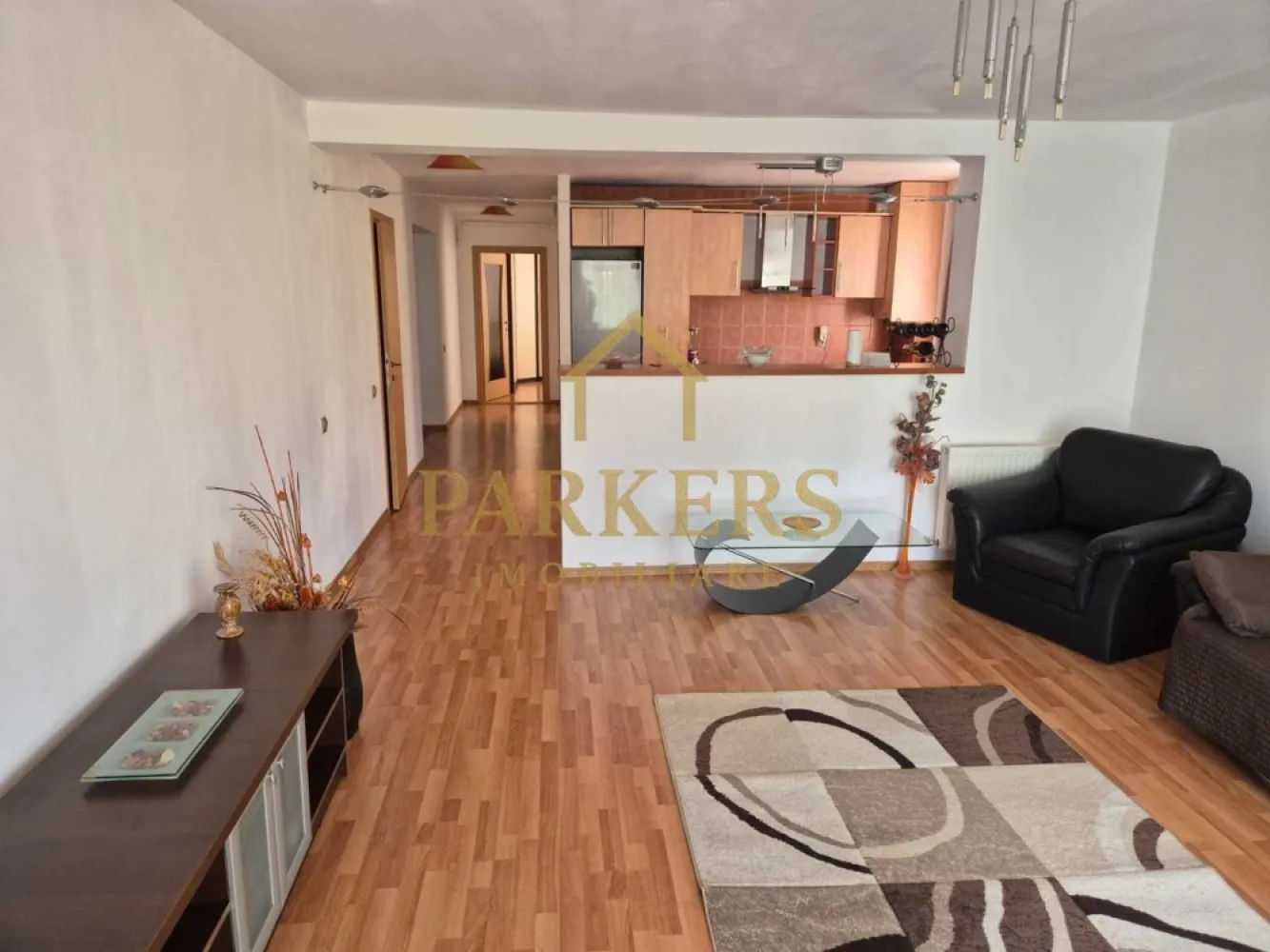 Apartament 3 camere de inchiriat cu 2 locuri de parcare zona Zorilor - PARKERS IMOBILIARE oferă spre închiriere un apartament cu 3 camere, situat într-o zonă foarte apreciată a cartierului Zorilor, Cluj-Napoca, într-un imobil modern, cu regim redus de înălțime. Apartamentul este poziționat la etajul 1 din 2 și are o compartimentare practică, fiind compus din: living spațios, două dormitoare, bucătărie închisă, baie și balcon. Locuința beneficiază de lumină naturală pe tot parcursul zilei și oferă un ambient plăcut și liniștit. Un mare avantaj îl reprezintă cele două locuri de parcare incluse în preț: – un loc de parcare subteran, – un loc de parcare exterior. Zona este excelentă, cu acces rapid către centru, UMF, spitale, mijloace de transport în comun, magazine și alte puncte de interes. Apartamentul este ideal pentru familie, cuplu sau persoane care își doresc confort, liniște și acces facil către toate zonele importante ale orașului. Pentru mai multe detalii sau programarea unei vizionări, nu ezitați să ne contactați! }}