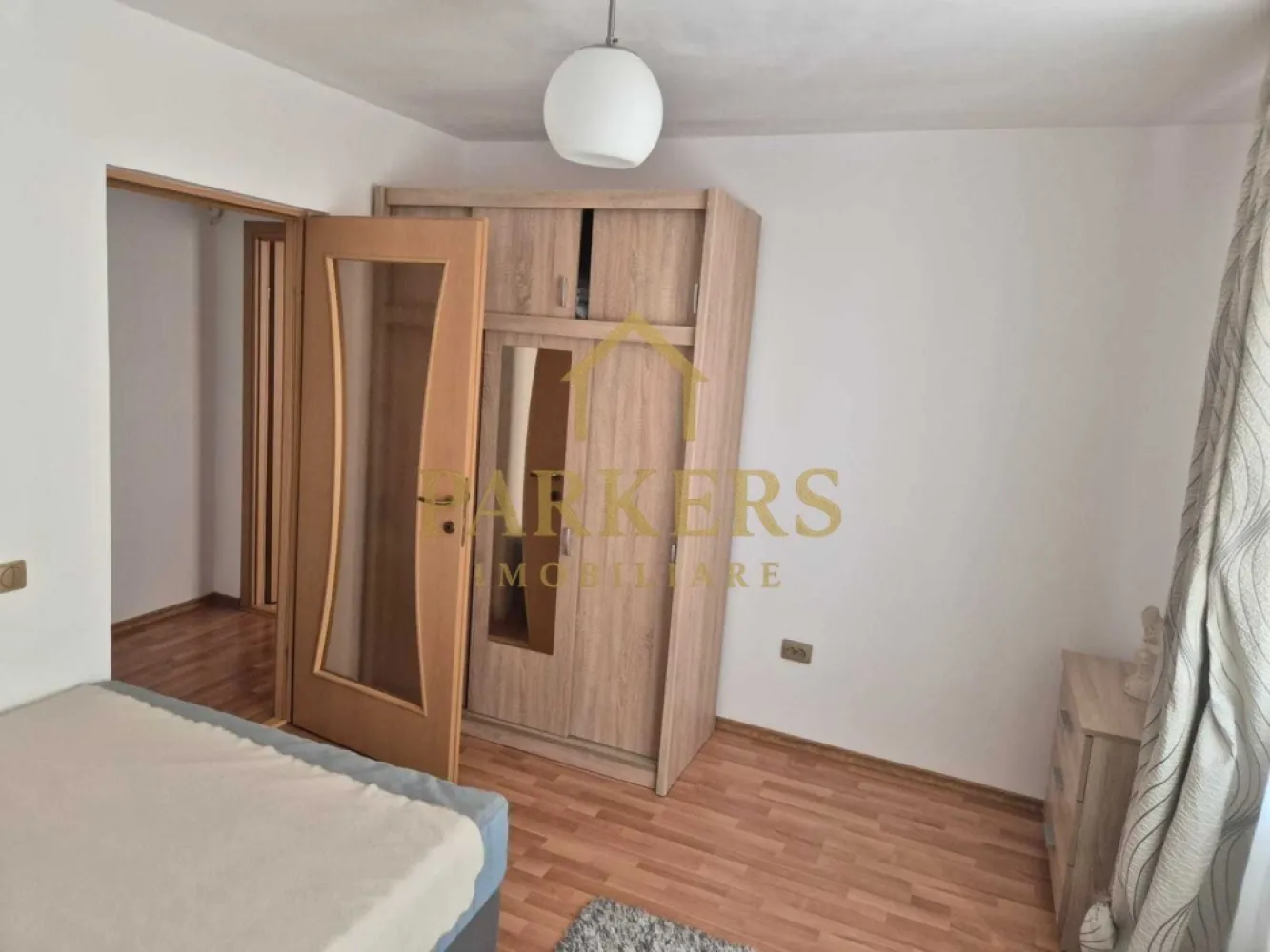 Apartament 3 camere de inchiriat cu 2 locuri de parcare zona Zorilor - PARKERS IMOBILIARE oferă spre închiriere un apartament cu 3 camere, situat într-o zonă foarte apreciată a cartierului Zorilor, Cluj-Napoca, într-un imobil modern, cu regim redus de înălțime. Apartamentul este poziționat la etajul 1 din 2 și are o compartimentare practică, fiind compus din: living spațios, două dormitoare, bucătărie închisă, baie și balcon. Locuința beneficiază de lumină naturală pe tot parcursul zilei și oferă un ambient plăcut și liniștit. Un mare avantaj îl reprezintă cele două locuri de parcare incluse în preț: – un loc de parcare subteran, – un loc de parcare exterior. Zona este excelentă, cu acces rapid către centru, UMF, spitale, mijloace de transport în comun, magazine și alte puncte de interes. Apartamentul este ideal pentru familie, cuplu sau persoane care își doresc confort, liniște și acces facil către toate zonele importante ale orașului. Pentru mai multe detalii sau programarea unei vizionări, nu ezitați să ne contactați! }}