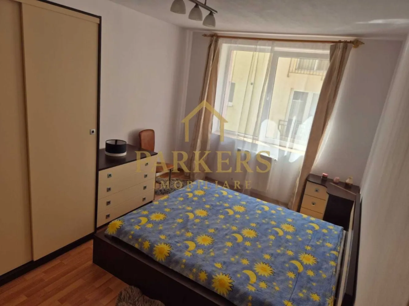 Apartament 3 camere de inchiriat cu 2 locuri de parcare zona Zorilor - PARKERS IMOBILIARE oferă spre închiriere un apartament cu 3 camere, situat într-o zonă foarte apreciată a cartierului Zorilor, Cluj-Napoca, într-un imobil modern, cu regim redus de înălțime. Apartamentul este poziționat la etajul 1 din 2 și are o compartimentare practică, fiind compus din: living spațios, două dormitoare, bucătărie închisă, baie și balcon. Locuința beneficiază de lumină naturală pe tot parcursul zilei și oferă un ambient plăcut și liniștit. Un mare avantaj îl reprezintă cele două locuri de parcare incluse în preț: – un loc de parcare subteran, – un loc de parcare exterior. Zona este excelentă, cu acces rapid către centru, UMF, spitale, mijloace de transport în comun, magazine și alte puncte de interes. Apartamentul este ideal pentru familie, cuplu sau persoane care își doresc confort, liniște și acces facil către toate zonele importante ale orașului. Pentru mai multe detalii sau programarea unei vizionări, nu ezitați să ne contactați! }}