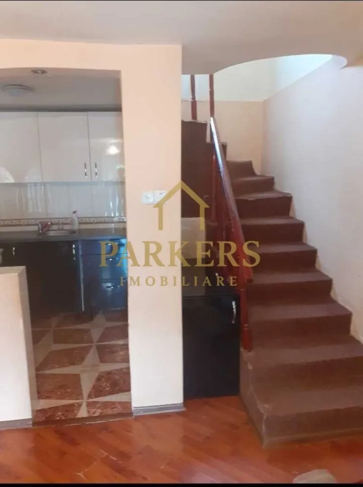 Casa de inchiriat 3 camere langa RIVUS zona Iris Cluj-Napoca - ARKERS IMOBILIARE oferă spre închiriere o casă cu 3 camere, situată în cartierul Iris, vis-a-vis de zona unde se va dezvolta proiectul RIVUS, una dintre cele mai importante investiții urbane din Cluj-Napoca. Imobilul are o compartimentare practică și funcțională, fiind ideal atât pentru locuință, cât și pentru activități de firmă (birouri, sediu firmă, cabinet, afterschool ..). Casa este compusă din 3 camere, bucătărie, baie și spații auxiliare, oferind flexibilitate în amenajare în funcție de necesități. Poziționarea reprezintă un avantaj major, cu vizibilitate foarte bună, acces facil către centrul orașului, zona industrială, mijloace de transport în comun și principalele artere de circulație. Zona Iris este într-o continuă dezvoltare, iar proximitatea viitorului RIVUS conferă proprietății un potențial excelent atât din punct de vedere rezidențial, cât și comercial. Imobilul este disponibil imediat și reprezintă o oportunitate foarte bună pentru cei care caută o proprietate bine poziționată, cu multiple posibilități de utilizare. Pentru mai multe informații sau programarea unei vizionări, vă așteptăm să ne contactați! }}