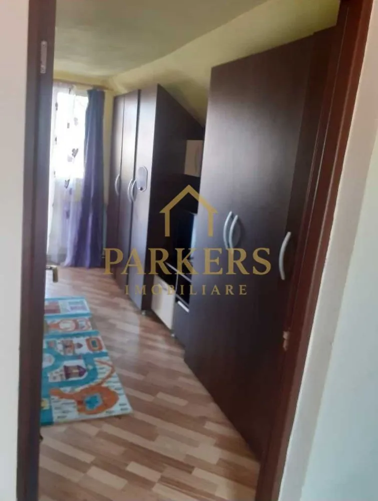 Casa de inchiriat 3 camere langa RIVUS zona Iris Cluj-Napoca - ARKERS IMOBILIARE oferă spre închiriere o casă cu 3 camere, situată în cartierul Iris, vis-a-vis de zona unde se va dezvolta proiectul RIVUS, una dintre cele mai importante investiții urbane din Cluj-Napoca. Imobilul are o compartimentare practică și funcțională, fiind ideal atât pentru locuință, cât și pentru activități de firmă (birouri, sediu firmă, cabinet, afterschool ..). Casa este compusă din 3 camere, bucătărie, baie și spații auxiliare, oferind flexibilitate în amenajare în funcție de necesități. Poziționarea reprezintă un avantaj major, cu vizibilitate foarte bună, acces facil către centrul orașului, zona industrială, mijloace de transport în comun și principalele artere de circulație. Zona Iris este într-o continuă dezvoltare, iar proximitatea viitorului RIVUS conferă proprietății un potențial excelent atât din punct de vedere rezidențial, cât și comercial. Imobilul este disponibil imediat și reprezintă o oportunitate foarte bună pentru cei care caută o proprietate bine poziționată, cu multiple posibilități de utilizare. Pentru mai multe informații sau programarea unei vizionări, vă așteptăm să ne contactați! }}