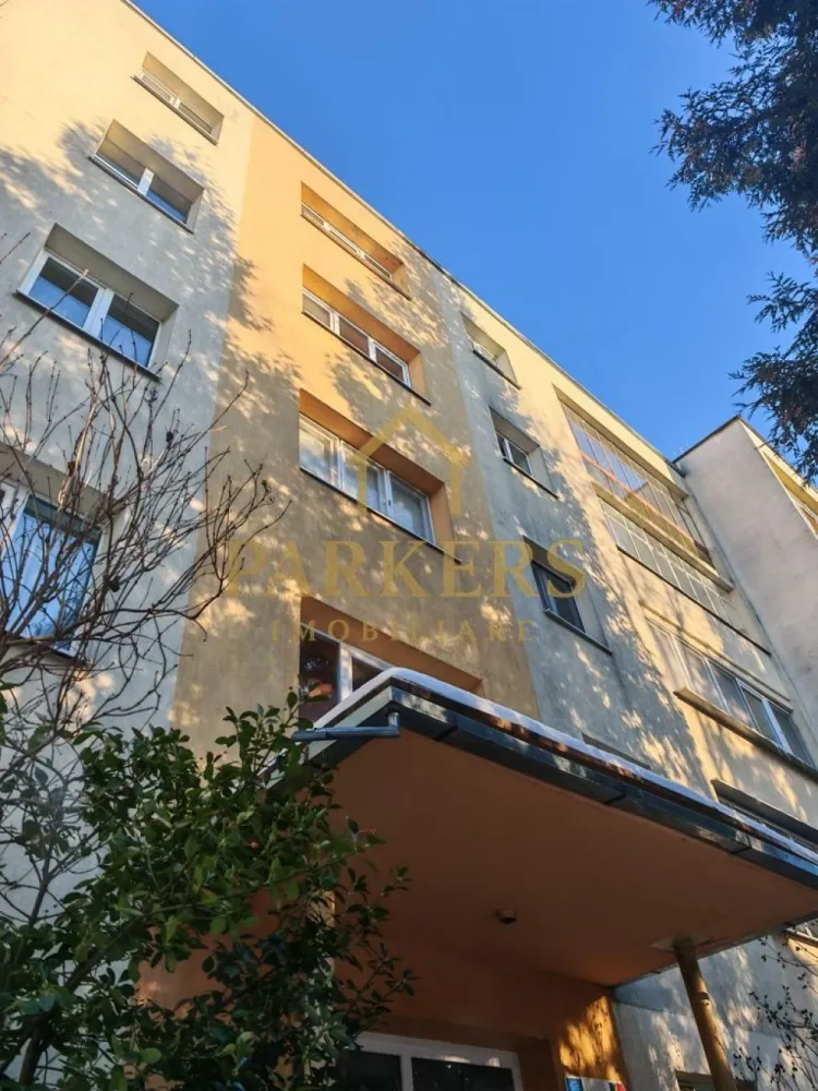 Vand apartament 4 camere Manastur Cluj-Napoca - Apartamentul dispune de o suprafata de 77 mp, la care se adauga un balcon cu suprafata de 4mp, inchis cu geamuri termopan. Locuinta se afla la etajul 1 din 4 pe de pe strada Grigore Alexandrescu, cartierul Manastur Cluj-Napoca. Dispune de geamuri termopan, blocul fiind izolat termic. Compartimentarea se prezinta astfel: -hol; -bucatarie, -3 dormitor; -living -1 baie +1 baue de serviciu -1 debara depozitare unelte - 2 boxe la subsolul cladirii Apartamentul se afla intr-o zona foarte linistita a cartierului avand in fata blocului o gradinita.Statie CTP la 2 minute de mers pe jos.Magazine si alte facilitati in zona apropiata. Pret 215000 euro negociabil. Tel. 07******13 sau 07******44. }}