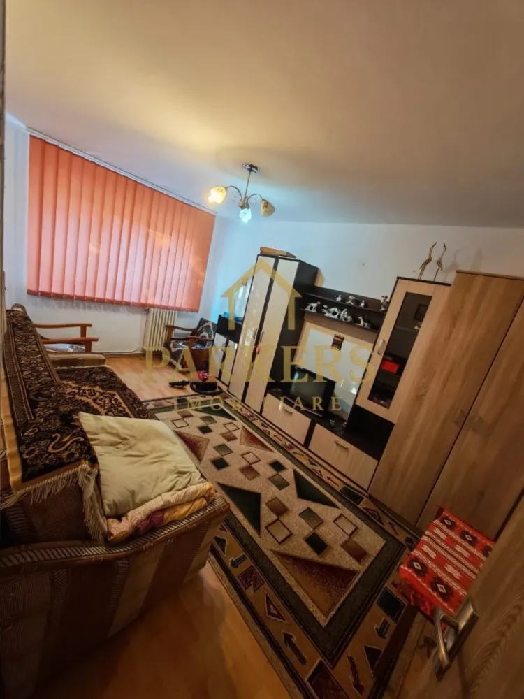 Vand apartament 4 camere Manastur Cluj-Napoca - Apartamentul dispune de o suprafata de 77 mp, la care se adauga un balcon cu suprafata de 4mp, inchis cu geamuri termopan. Locuinta se afla la etajul 1 din 4 pe de pe strada Grigore Alexandrescu, cartierul Manastur Cluj-Napoca. Dispune de geamuri termopan, blocul fiind izolat termic. Compartimentarea se prezinta astfel: -hol; -bucatarie, -3 dormitor; -living -1 baie +1 baue de serviciu -1 debara depozitare unelte - 2 boxe la subsolul cladirii Apartamentul se afla intr-o zona foarte linistita a cartierului avand in fata blocului o gradinita.Statie CTP la 2 minute de mers pe jos.Magazine si alte facilitati in zona apropiata. Pret 215000 euro negociabil. Tel. 07******13 sau 07******44. }}